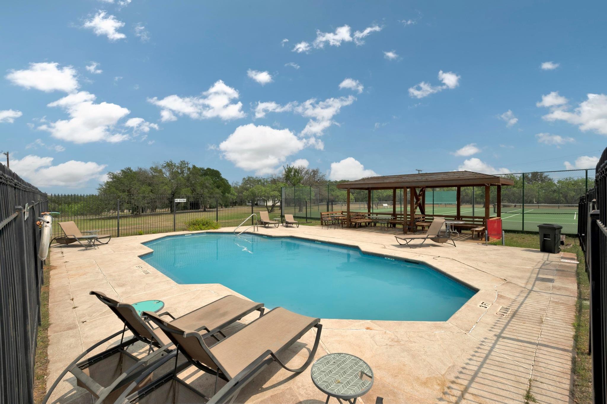 420 Bedford Dr, Spicewood, TX 78669