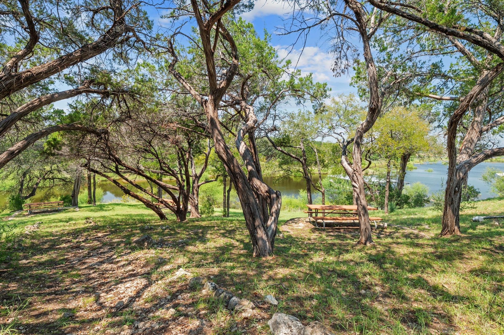 420 Bedford Dr, Spicewood, TX 78669