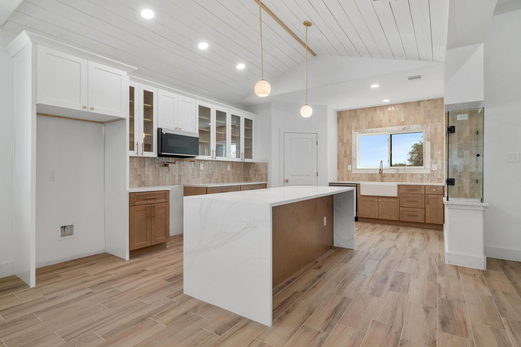 420 Bedford Dr, Spicewood, TX 78669