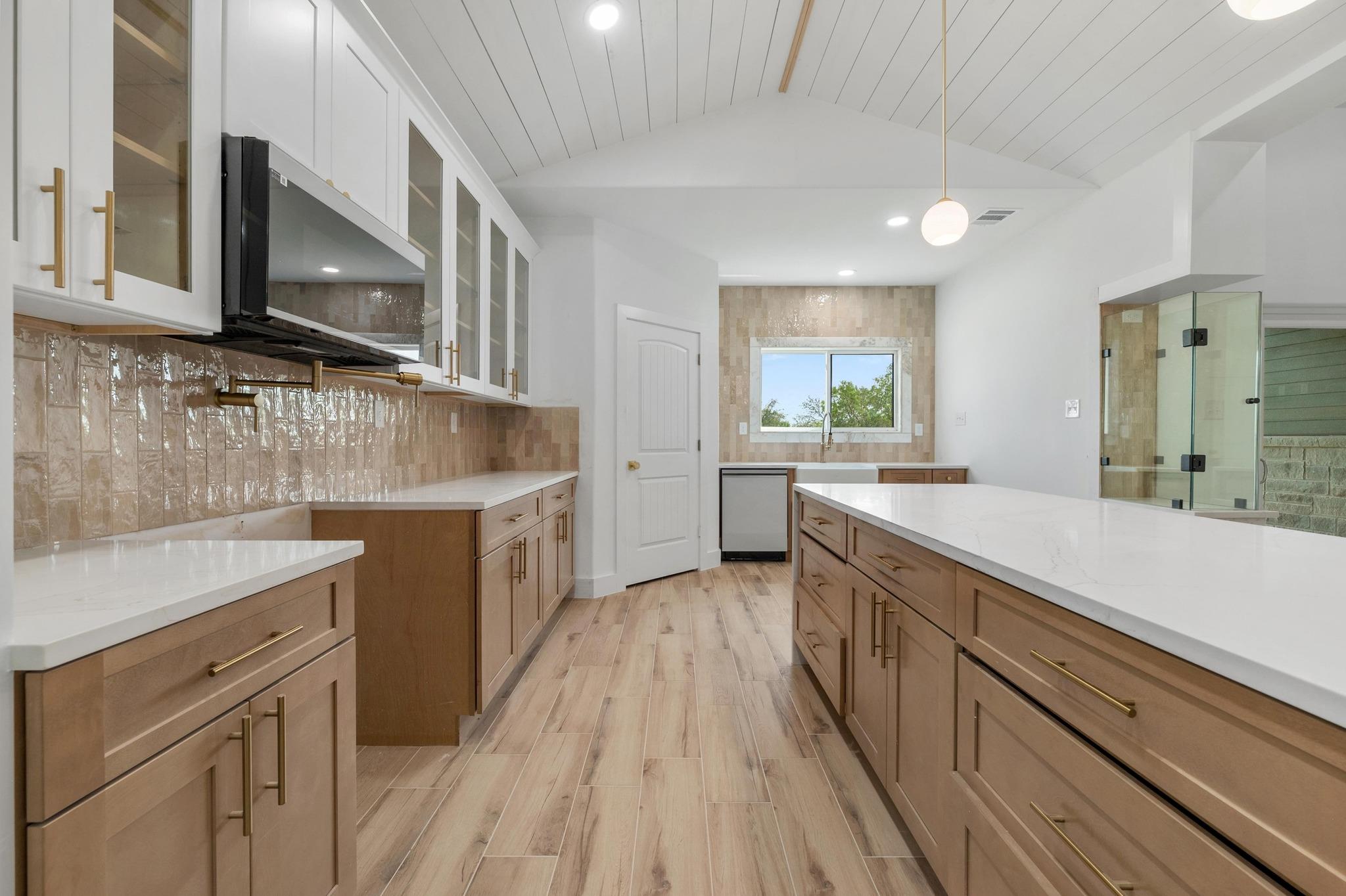 420 Bedford Dr, Spicewood, TX 78669