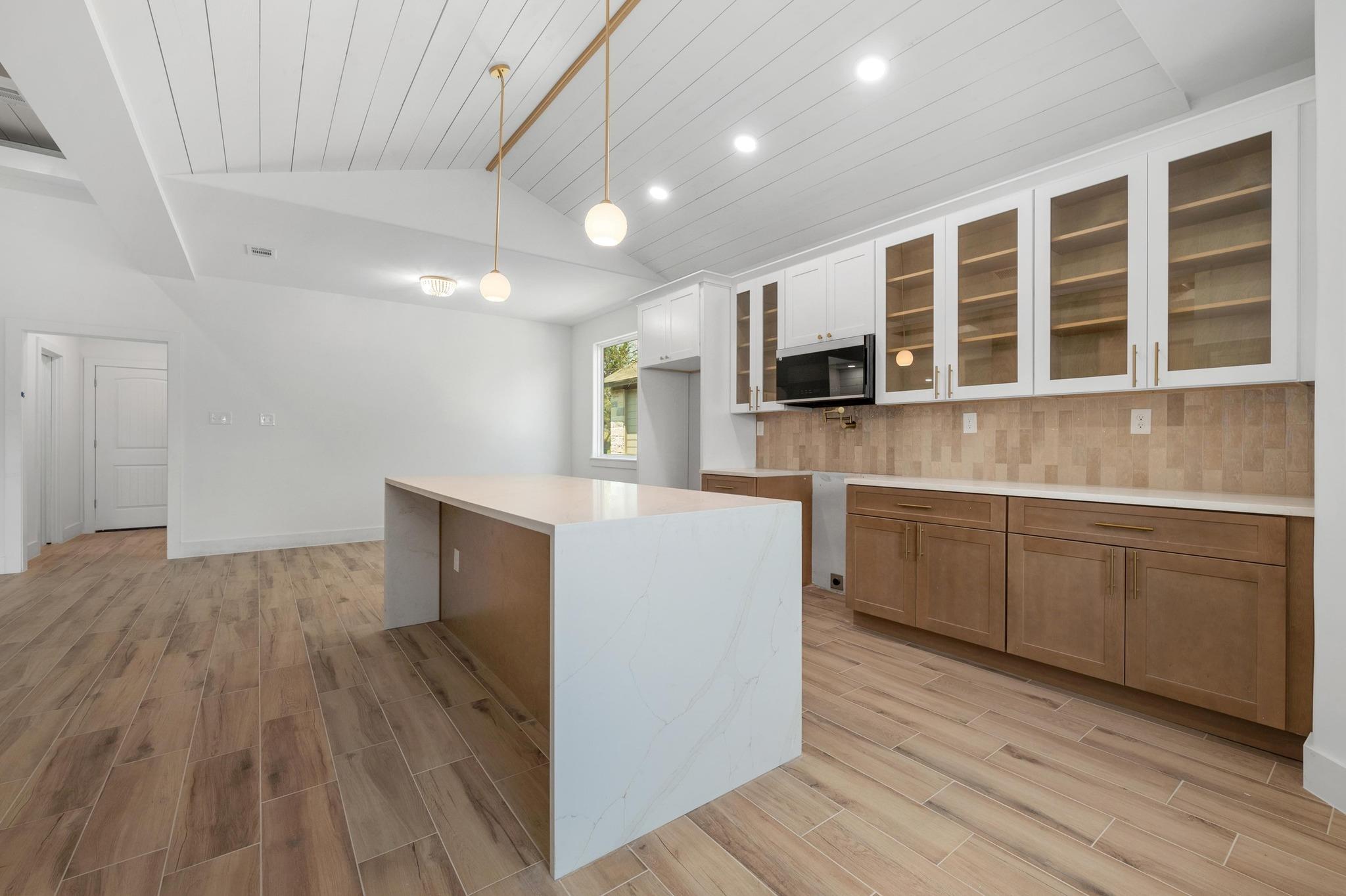 420 Bedford Dr, Spicewood, TX 78669