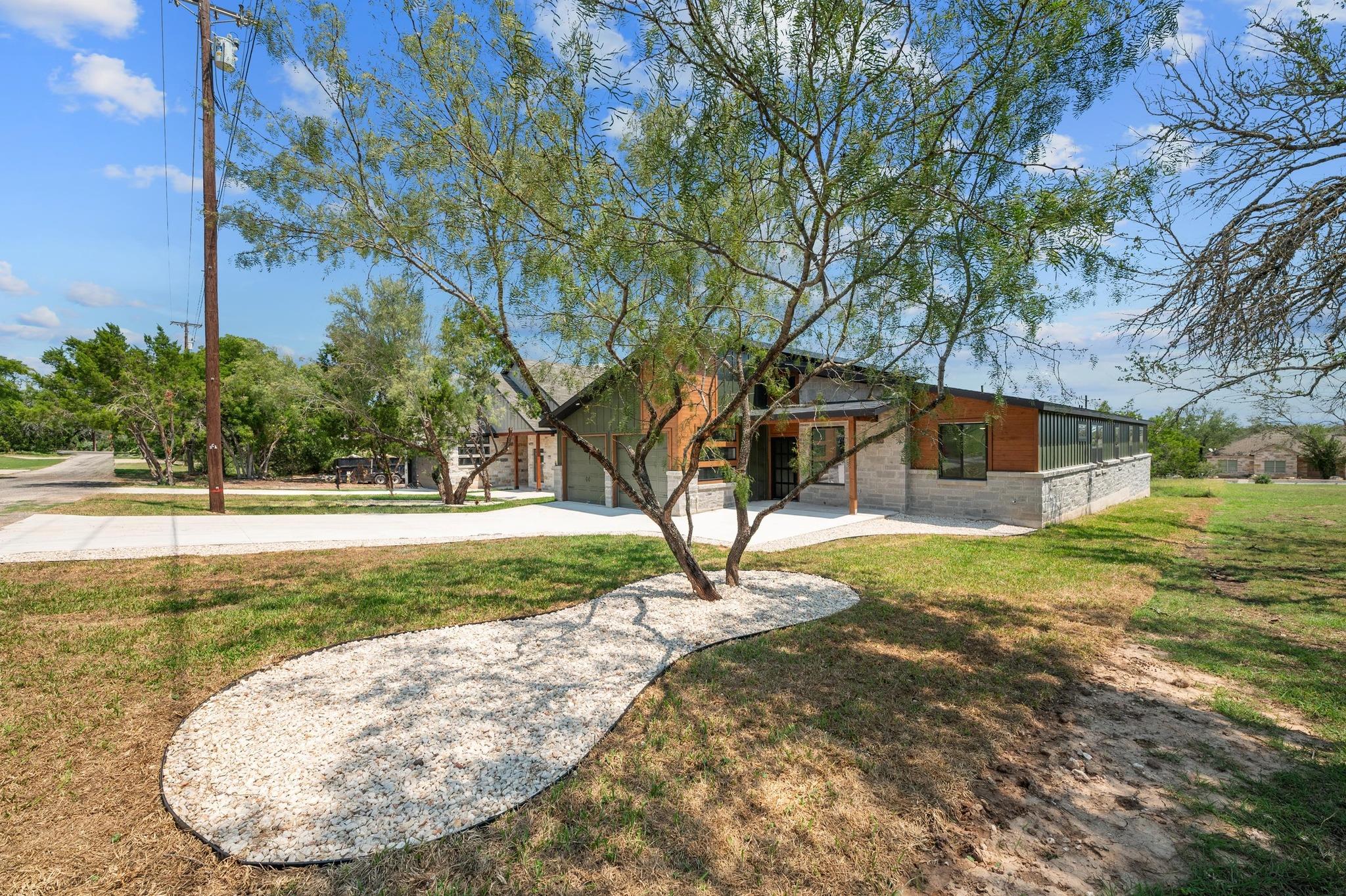 420 Bedford Dr, Spicewood, TX 78669