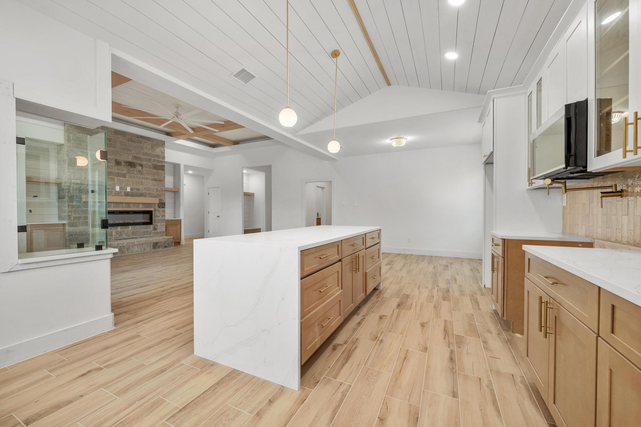 420 Bedford Dr, Spicewood, TX 78669