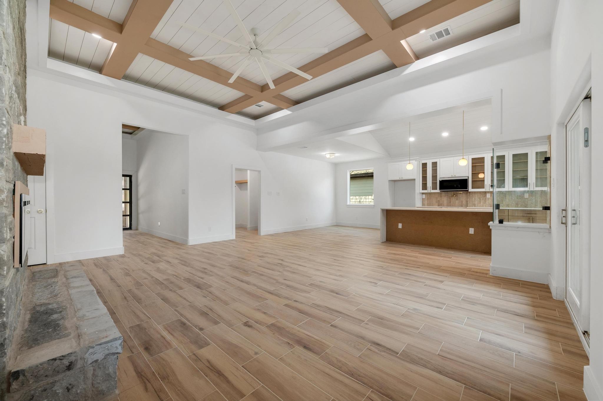 420 Bedford Dr, Spicewood, TX 78669