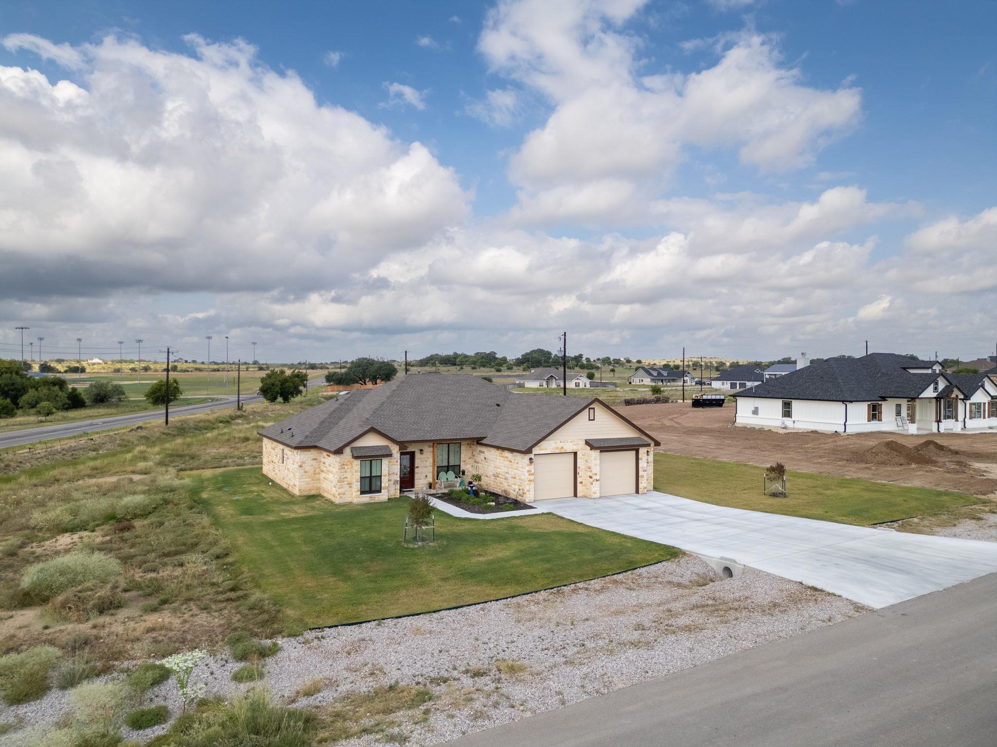 101 Hillside Ln, Lampasas, TX 76550