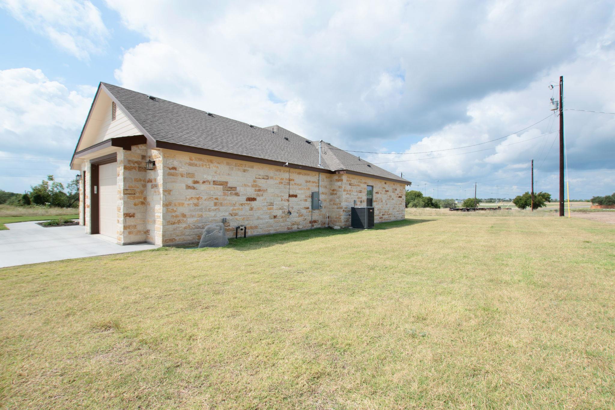 101 Hillside Ln, Lampasas, TX 76550