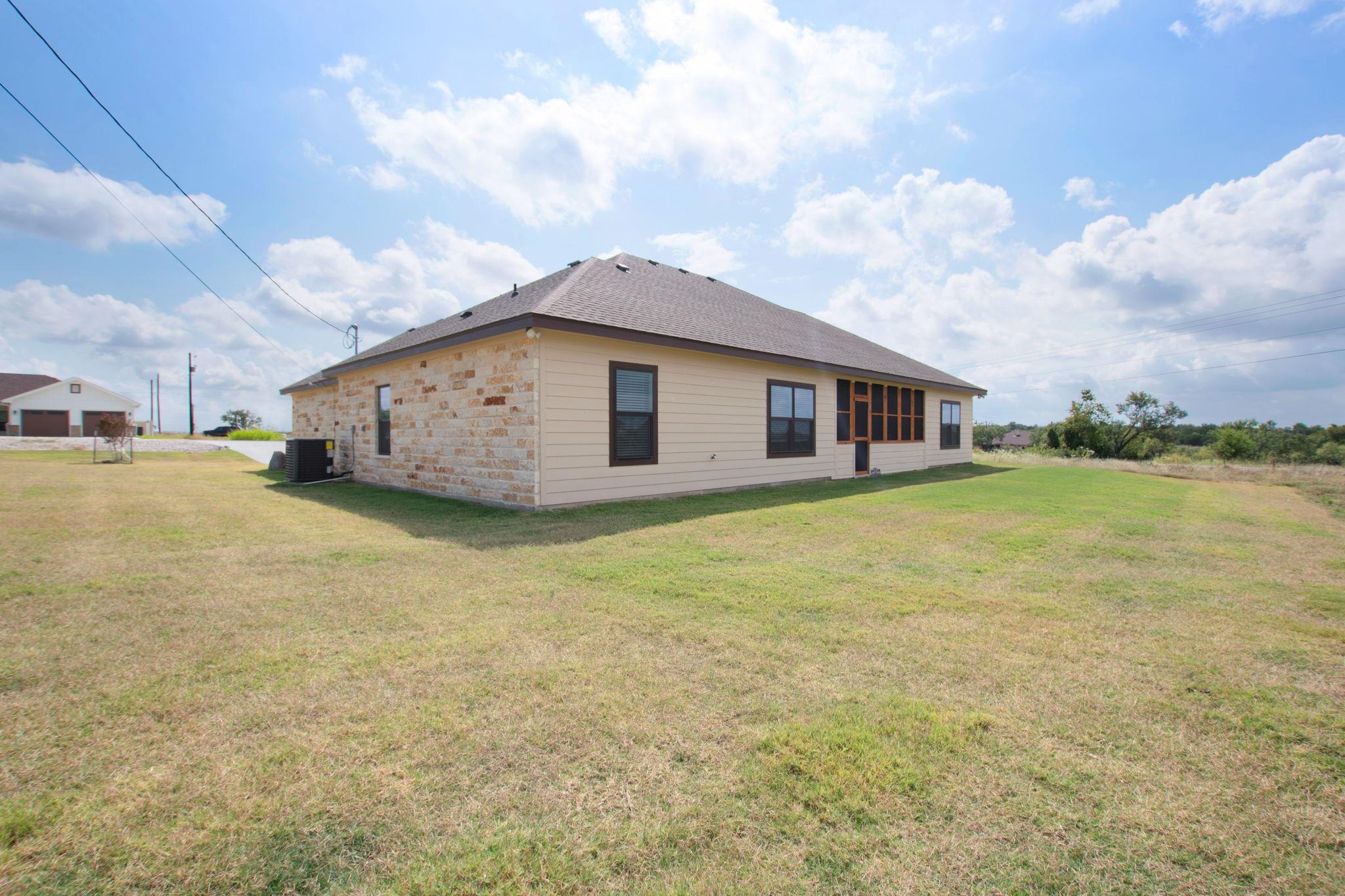 101 Hillside Ln, Lampasas, TX 76550