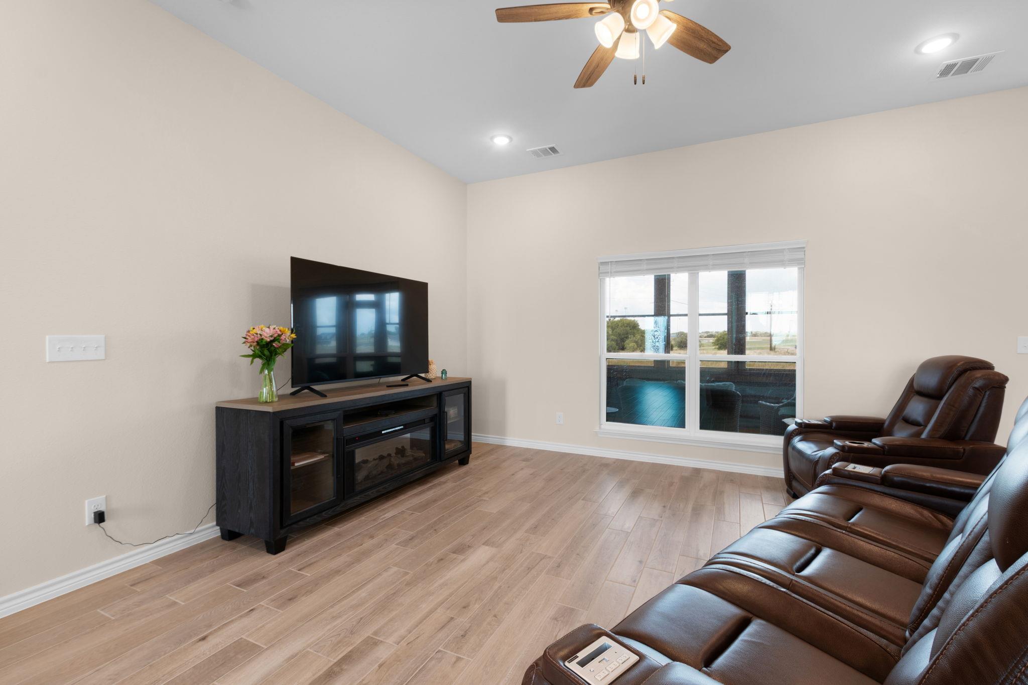 101 Hillside Ln, Lampasas, TX 76550