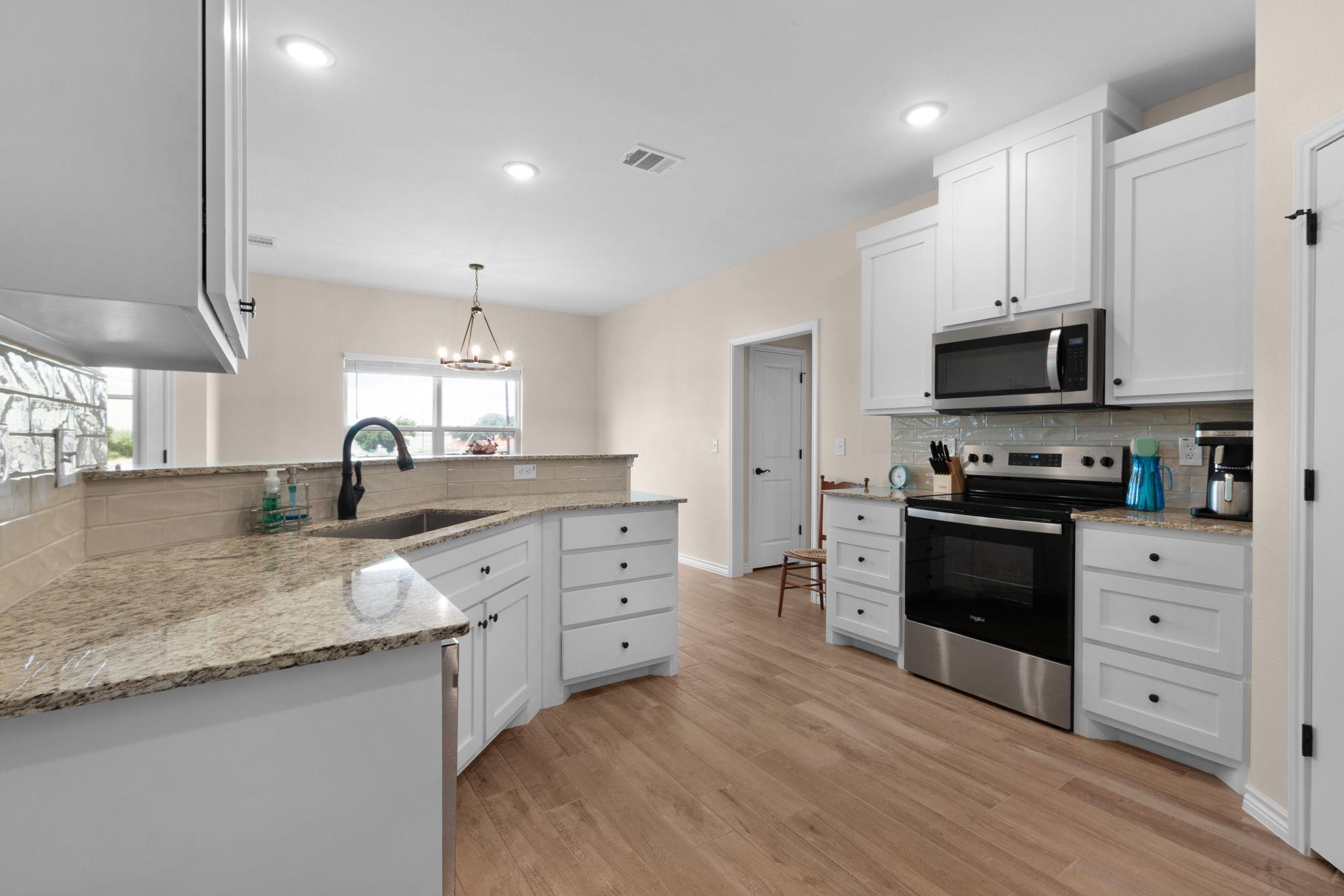 101 Hillside Ln, Lampasas, TX 76550