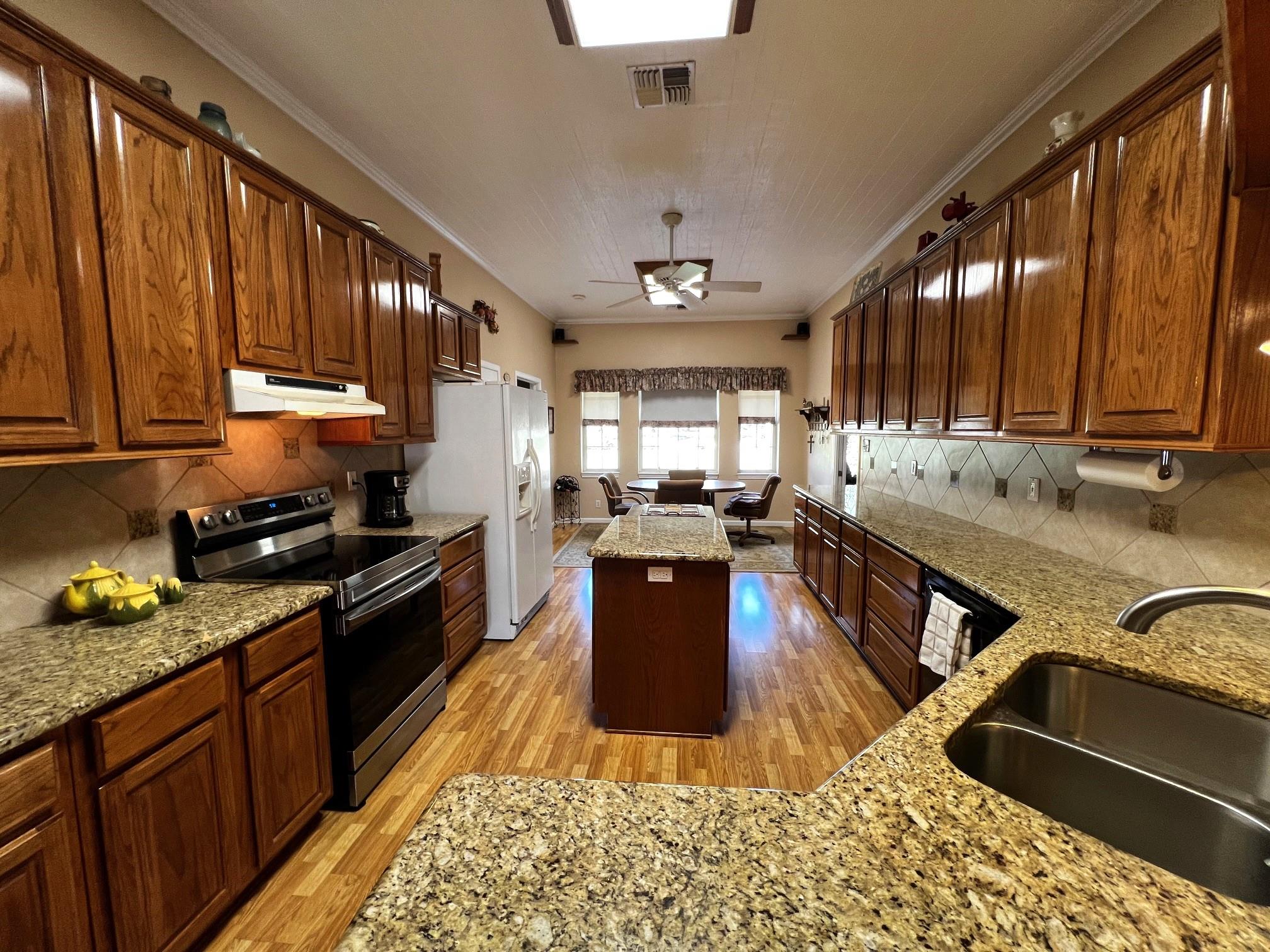 730 Panorama Rd, La Grange, TX 78945