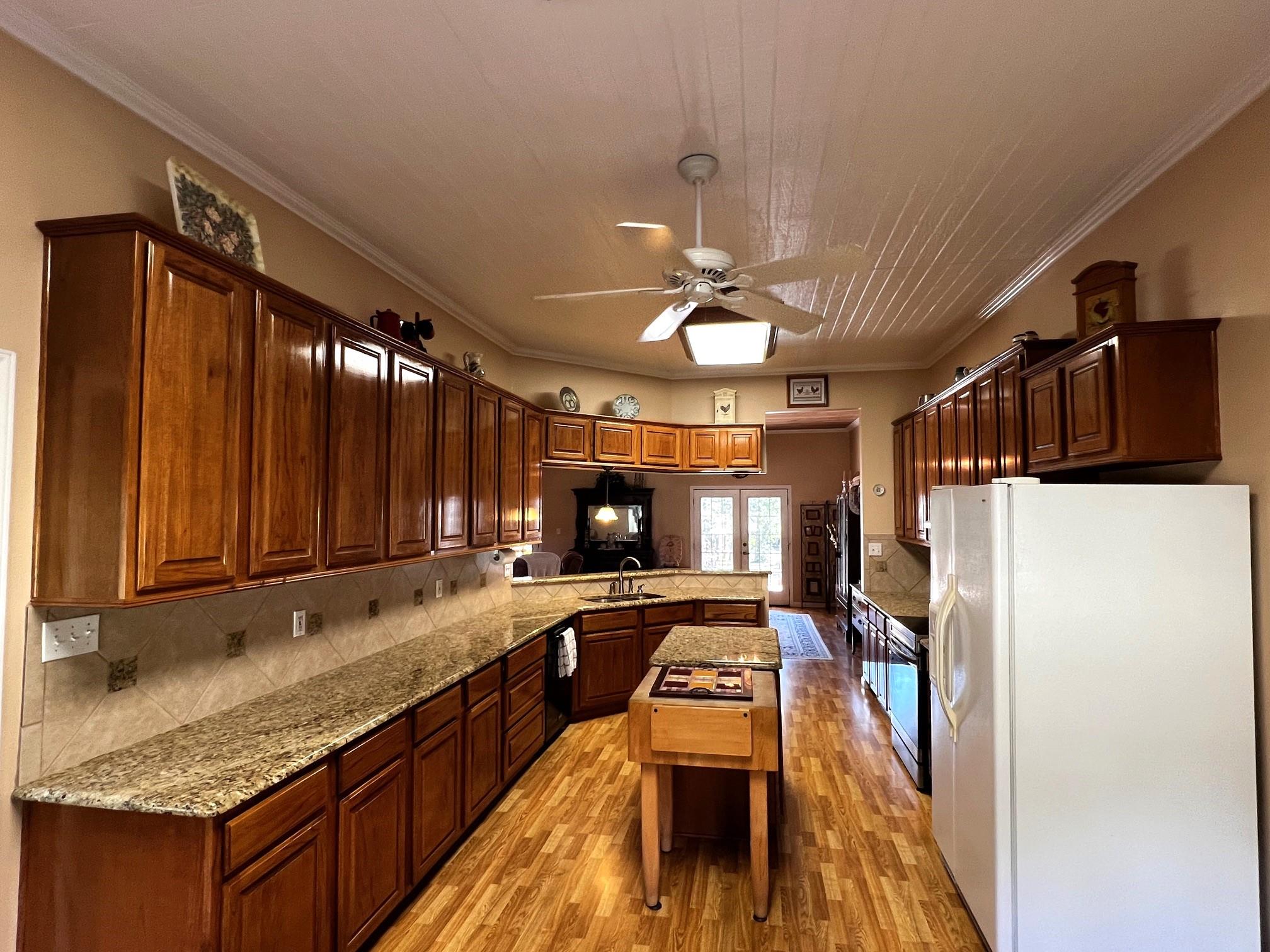 730 Panorama Rd, La Grange, TX 78945