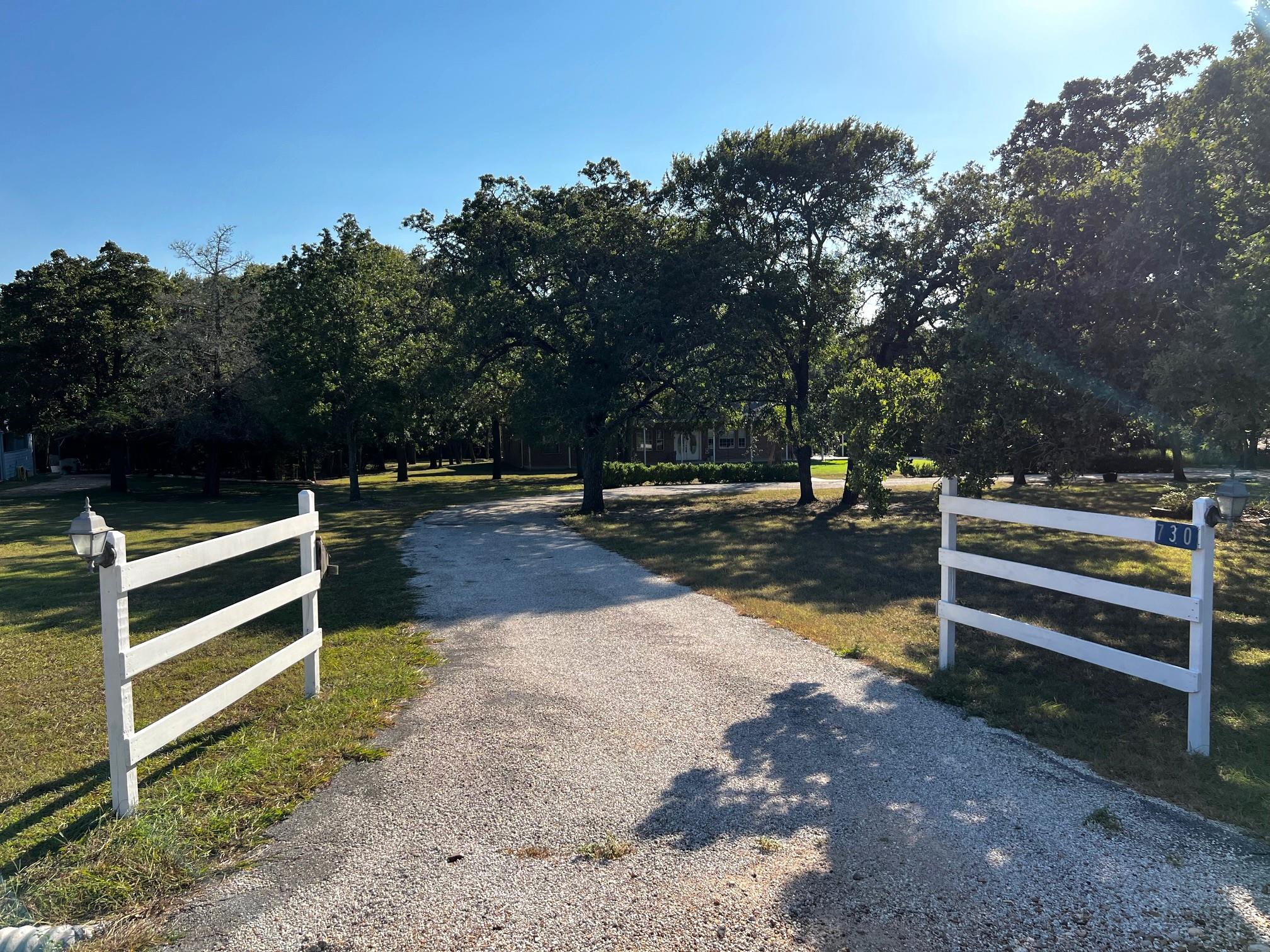 730 Panorama Rd, La Grange, TX 78945