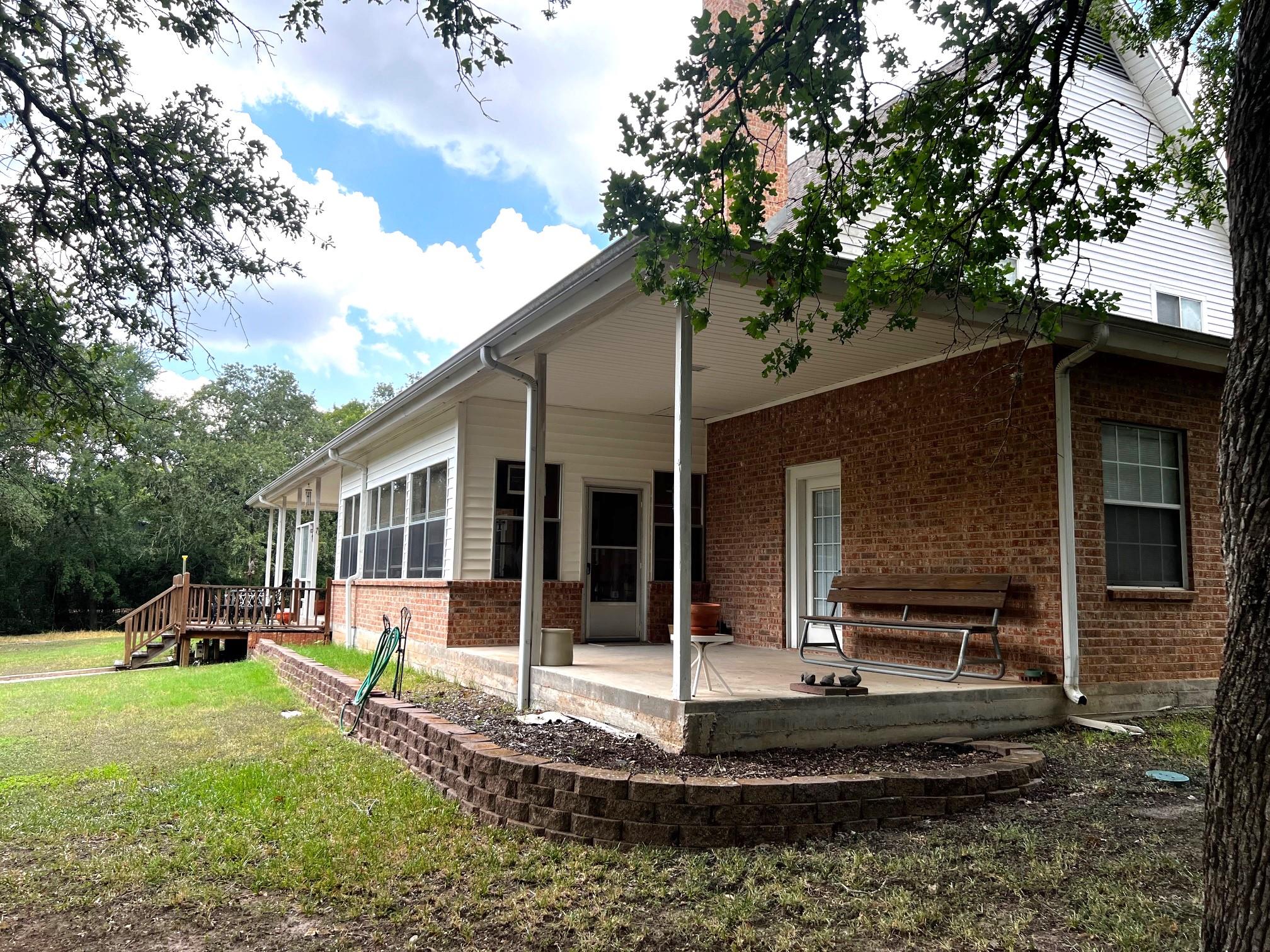 730 Panorama Rd, La Grange, TX 78945