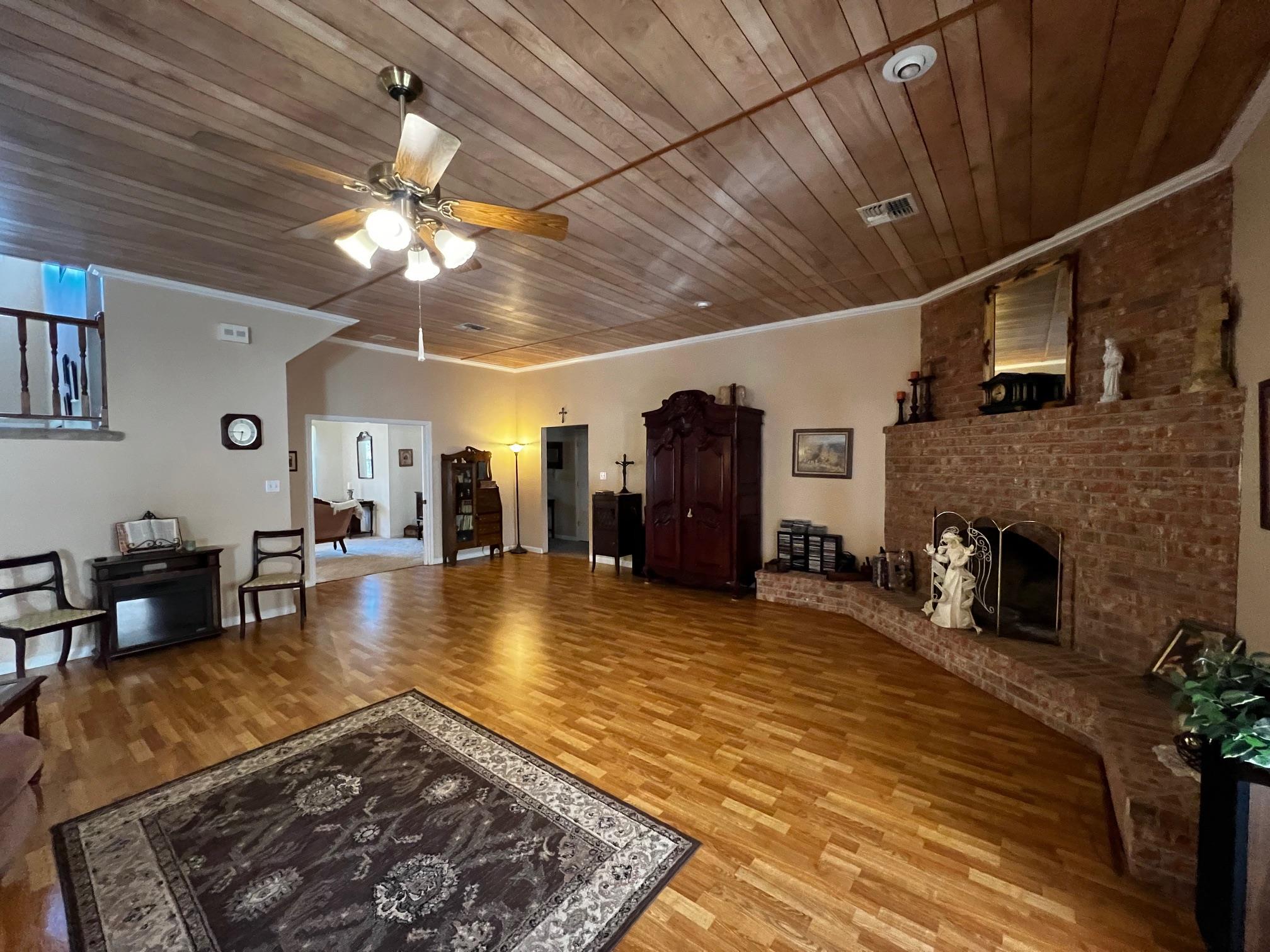 730 Panorama Rd, La Grange, TX 78945