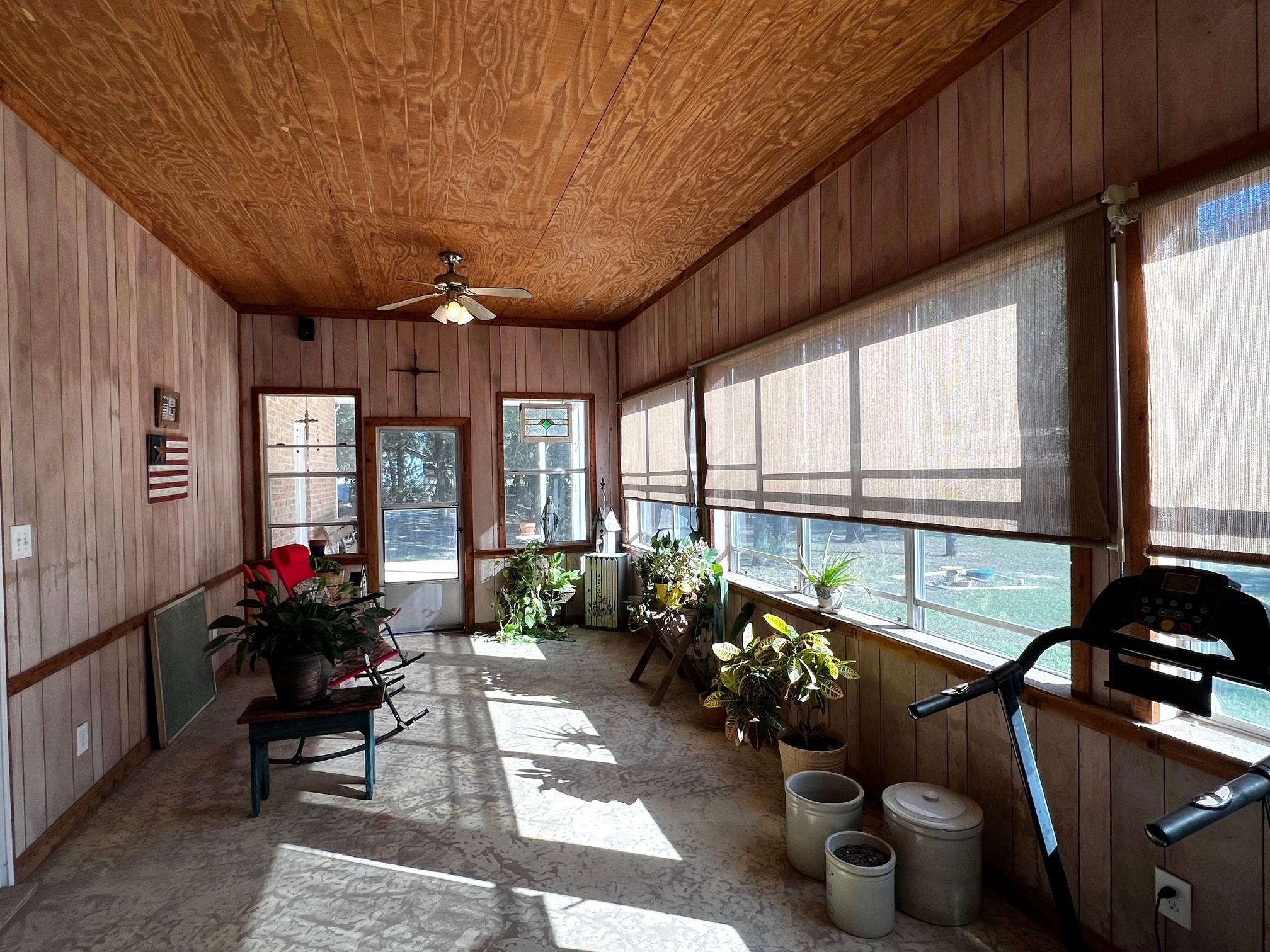 730 Panorama Rd, La Grange, TX 78945