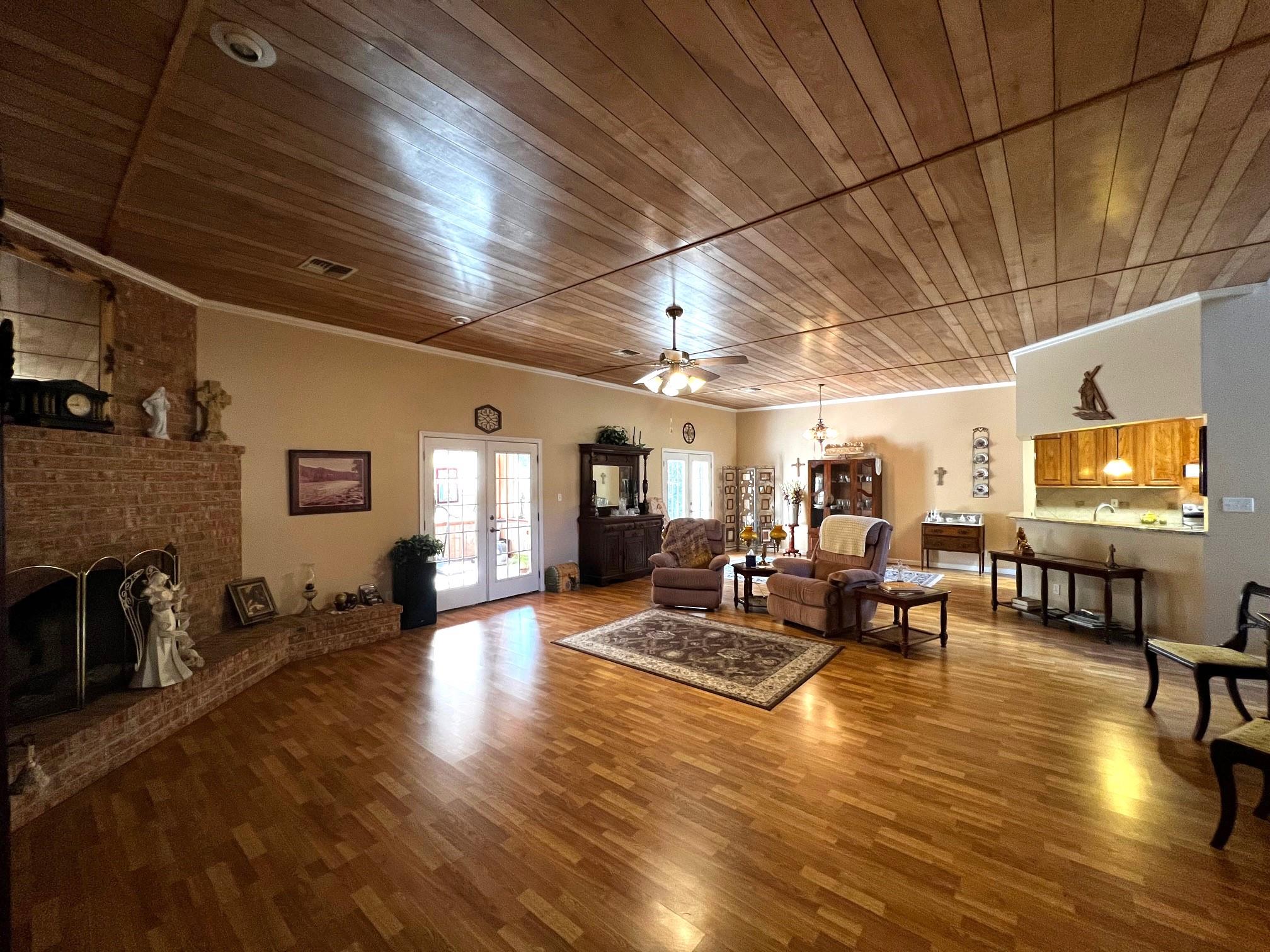 730 Panorama Rd, La Grange, TX 78945