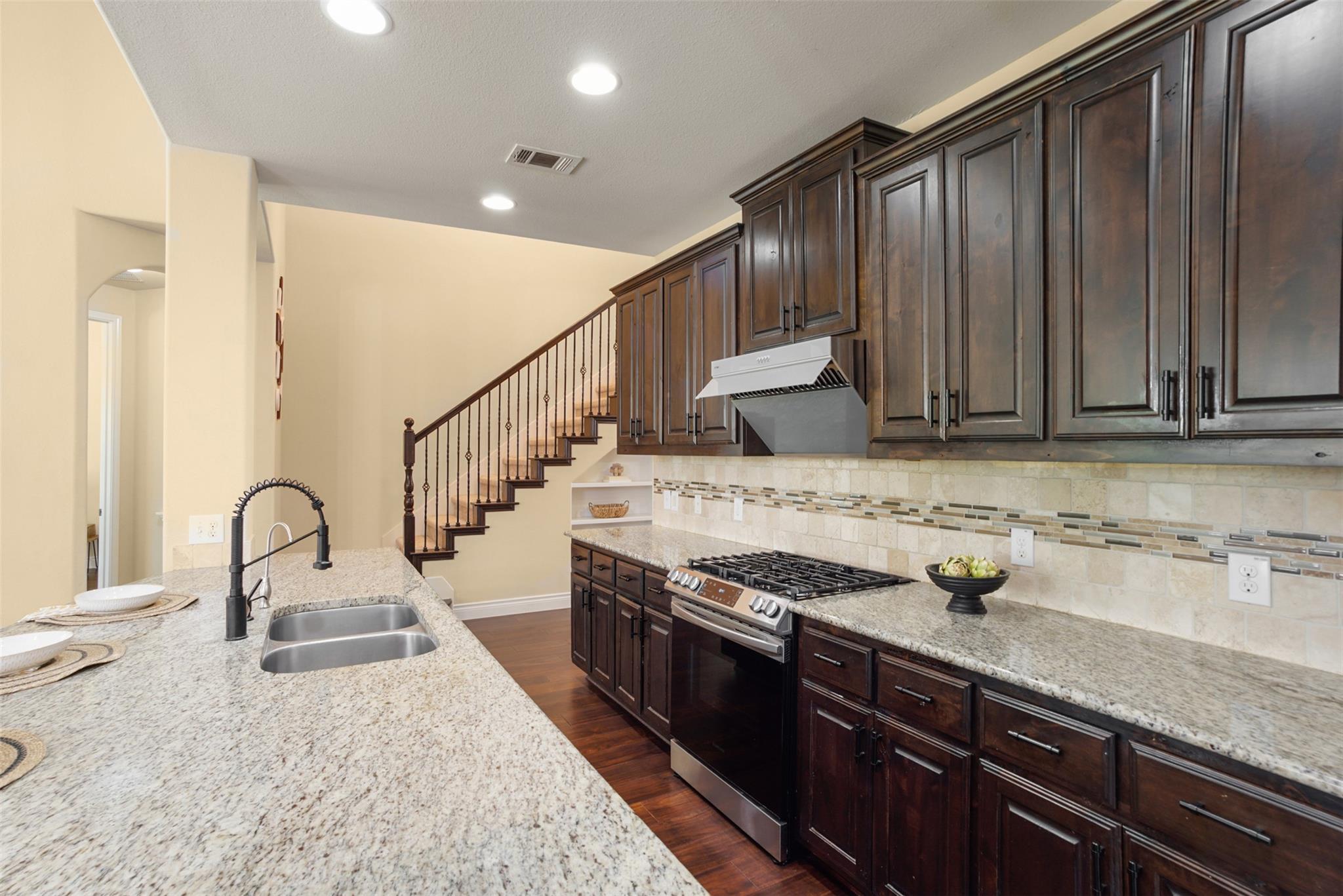 121 E Adelanta Pl, Round Rock, TX 78681