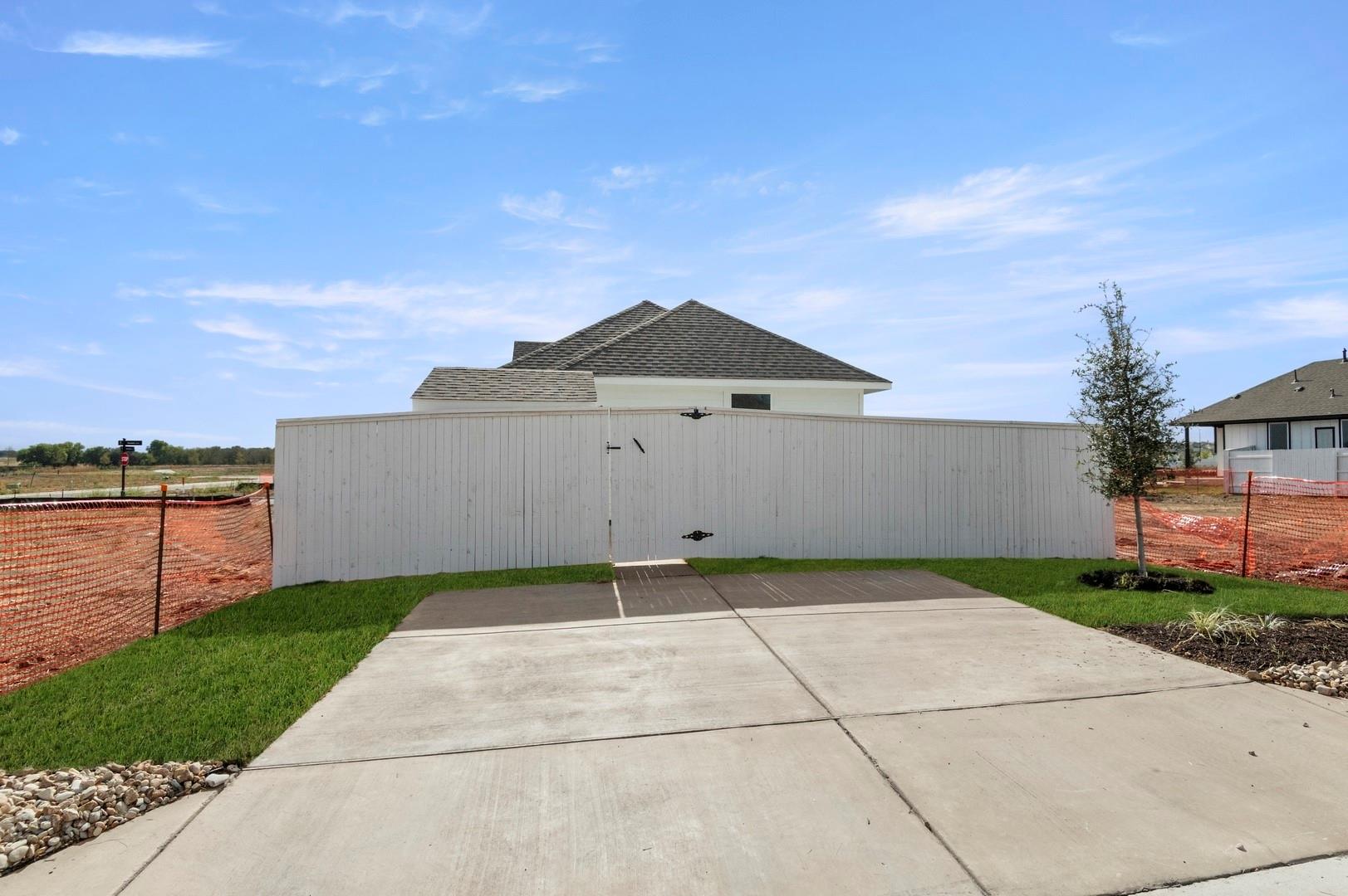 141 Summer Dr, Elgin, TX 78621