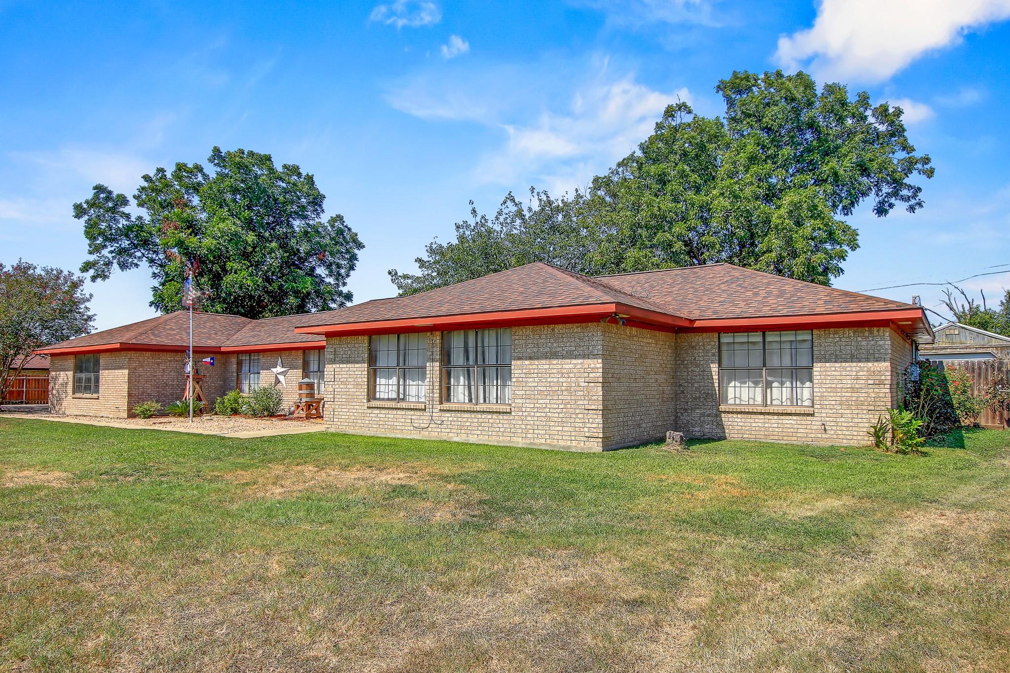 105 Frederick Ln, Thorndale, TX 76577