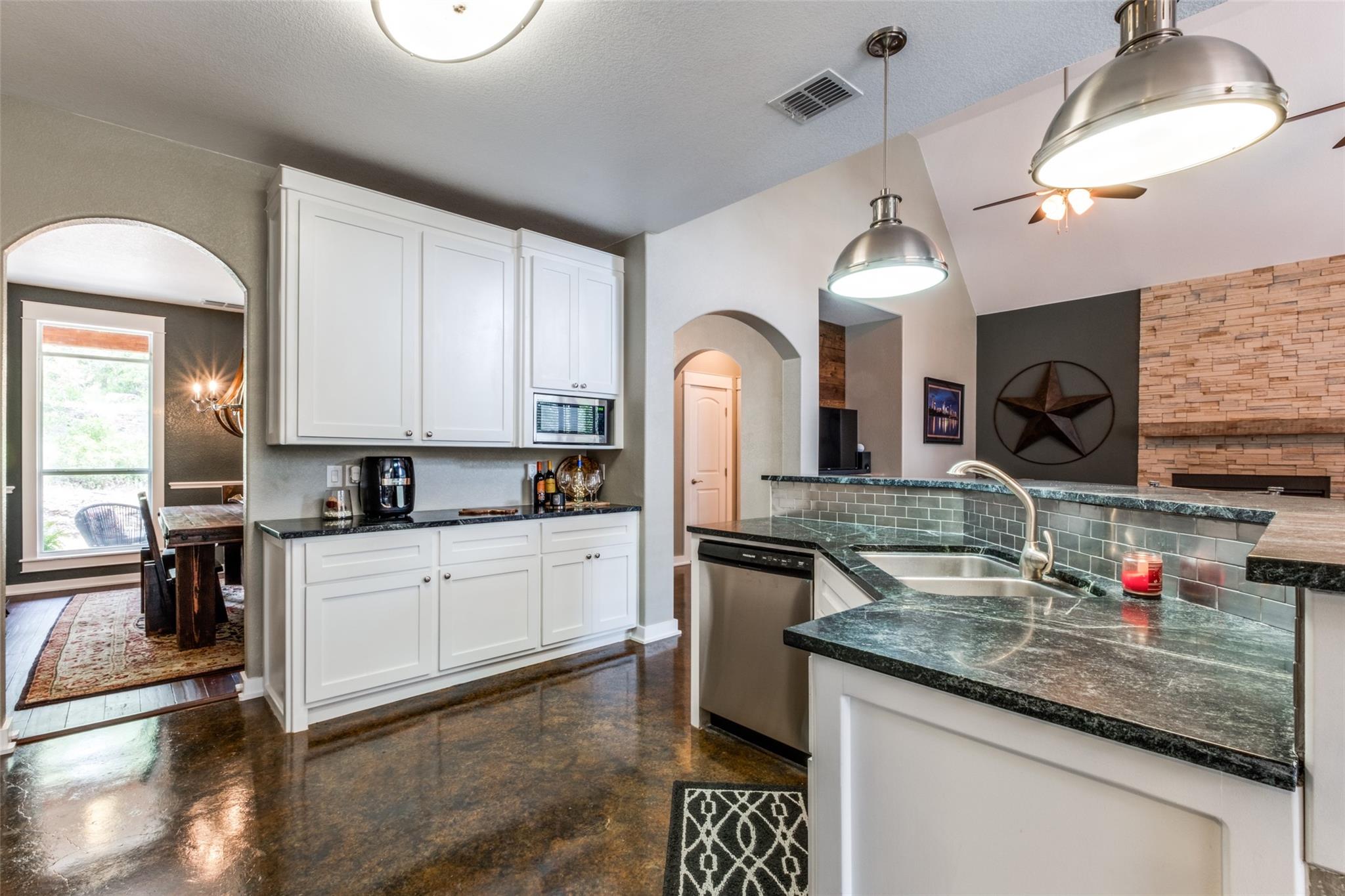 20501 Bee Hive Ln, Spicewood, TX 78669