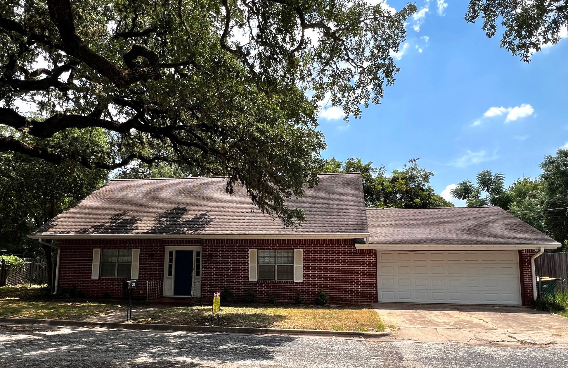 235 W Lower Line St, La Grange, TX 78945