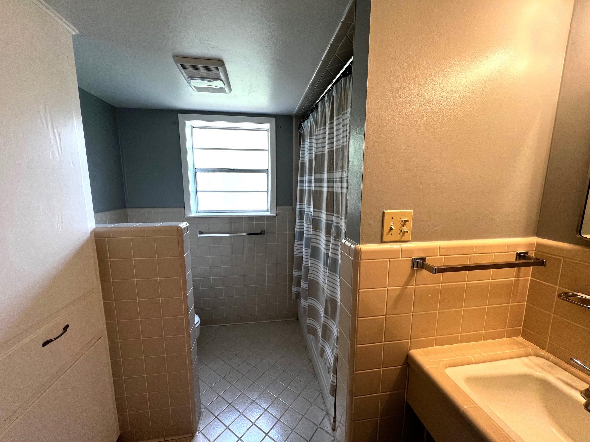 235 W Lower Line St, La Grange, TX 78945