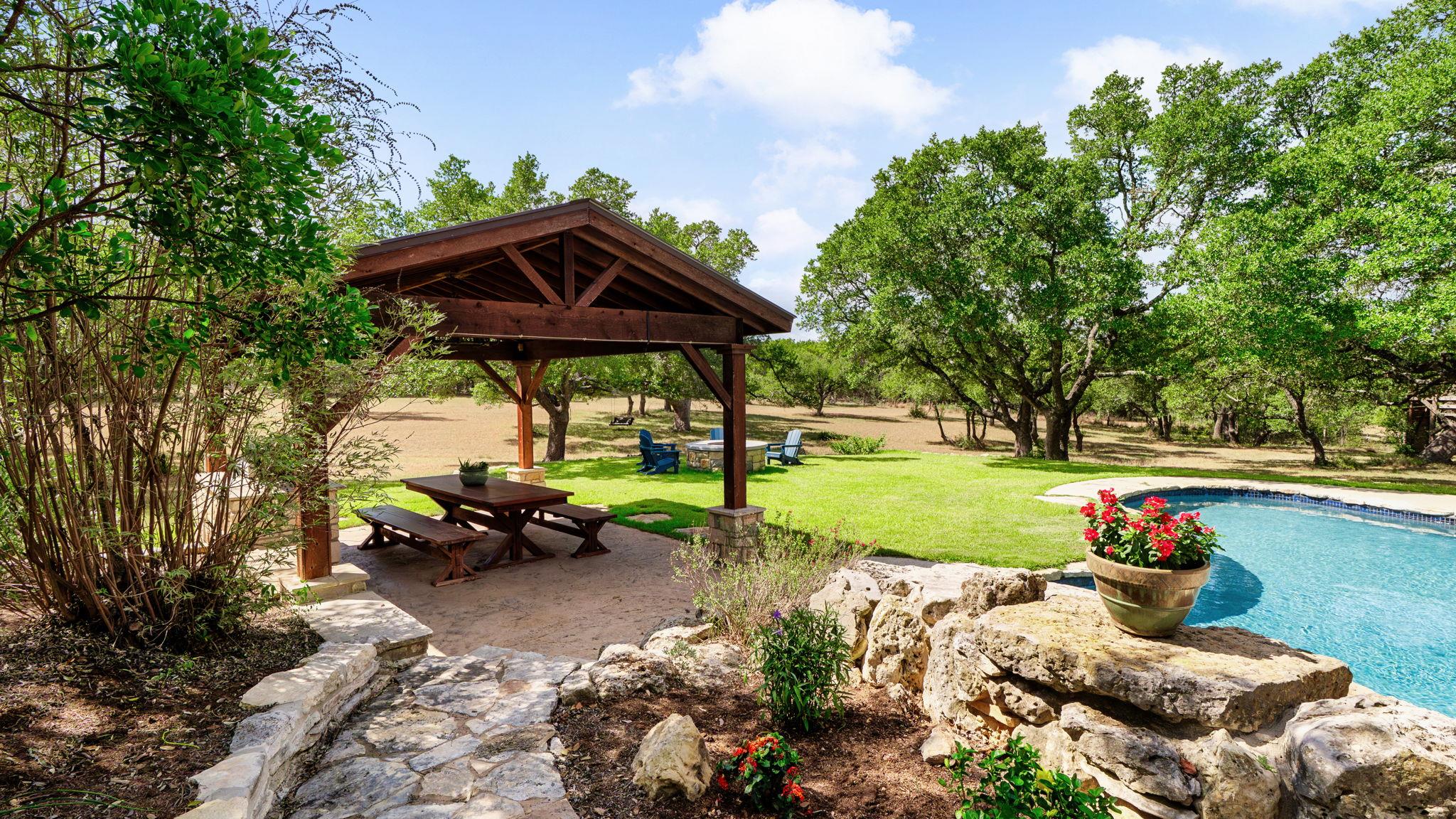1011 Oak Meadow Dr, Dripping Springs, TX 78620