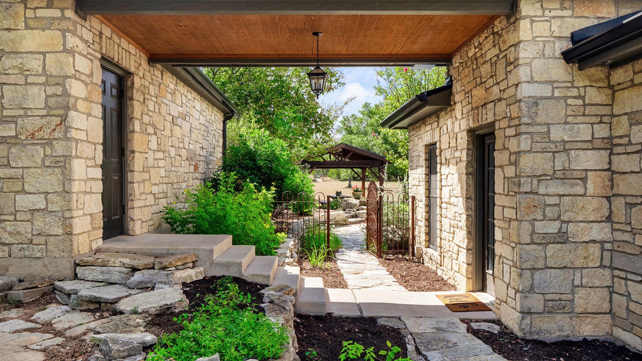 1011 Oak Meadow Dr, Dripping Springs, TX 78620