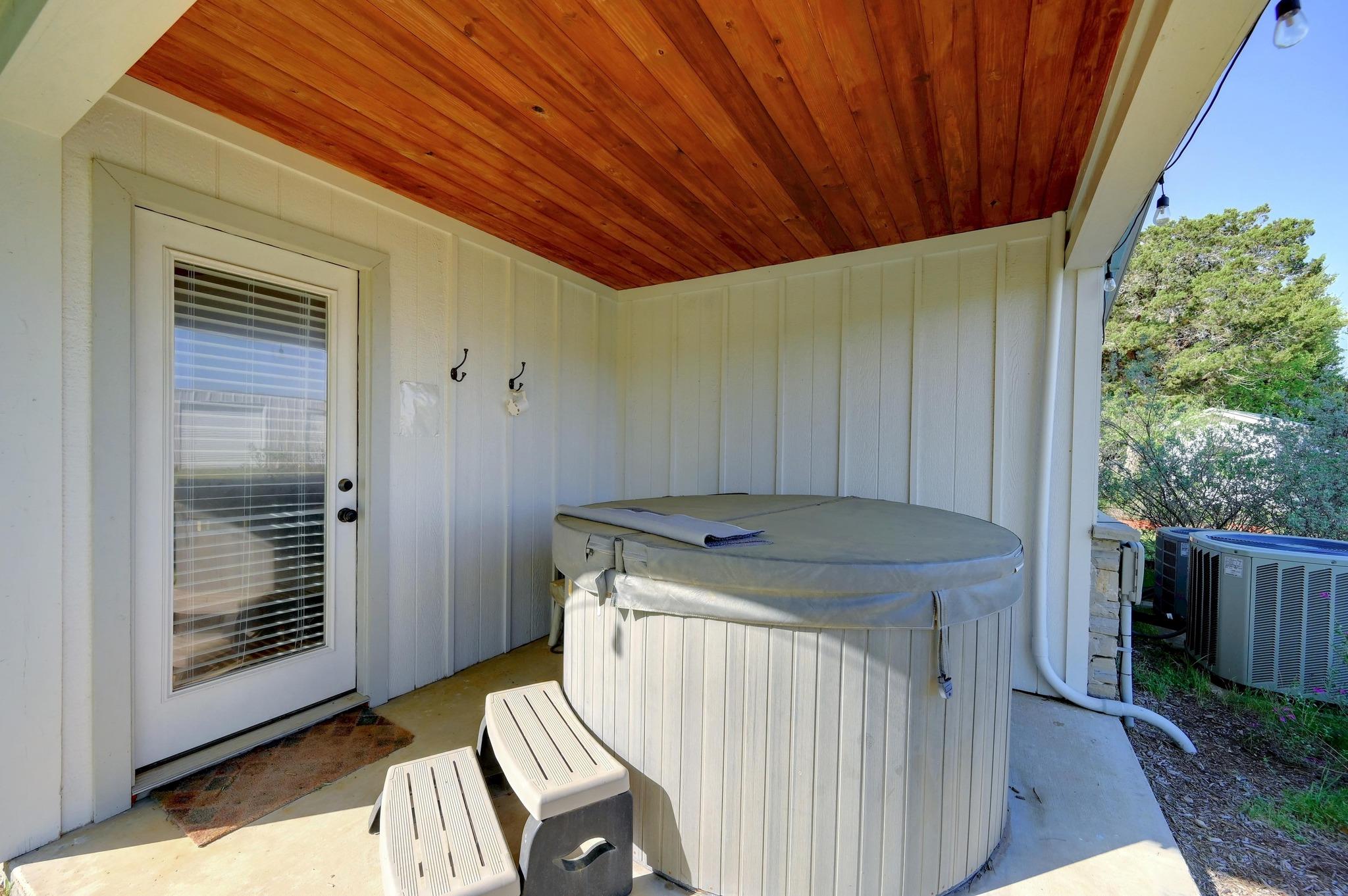 842 Cougar Dr, Canyon Lake, TX 78133