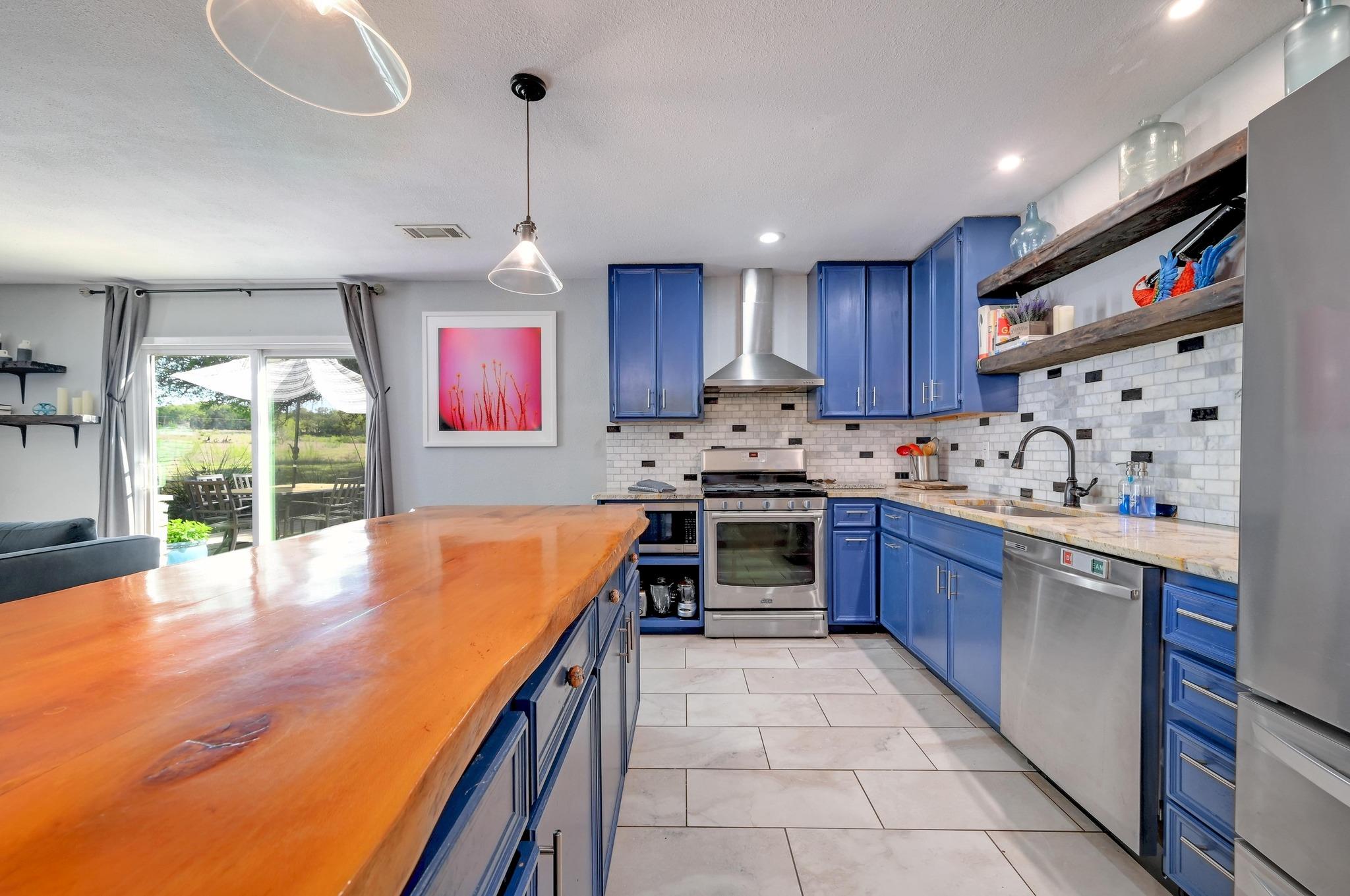 842 Cougar Dr, Canyon Lake, TX 78133