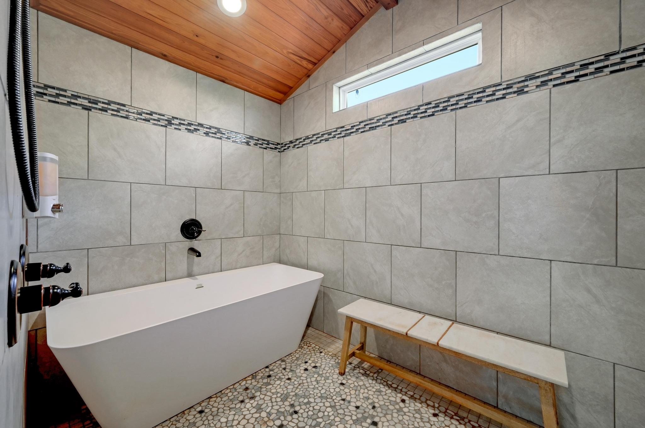 842 Cougar Dr, Canyon Lake, TX 78133