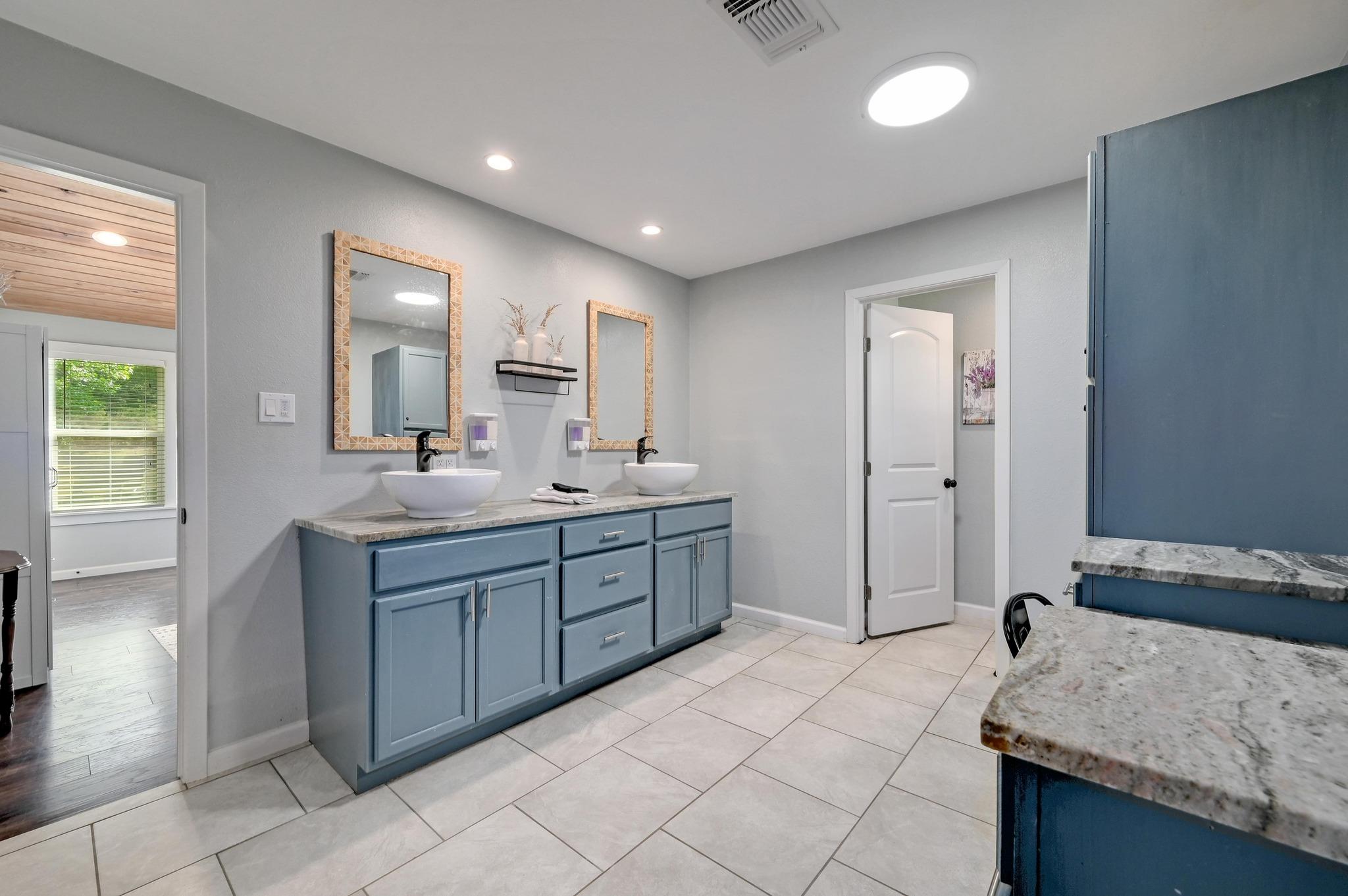 842 Cougar Dr, Canyon Lake, TX 78133