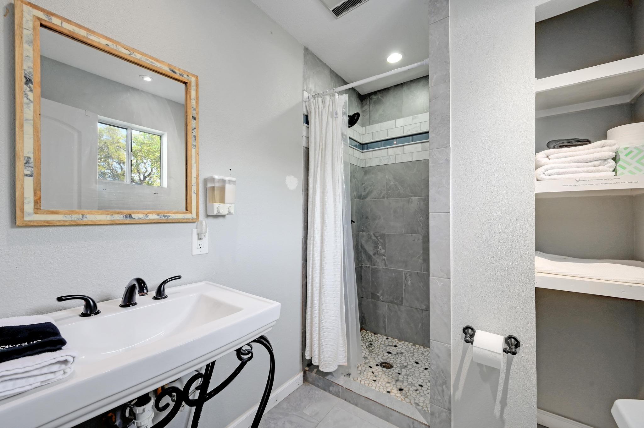 842 Cougar Dr, Canyon Lake, TX 78133