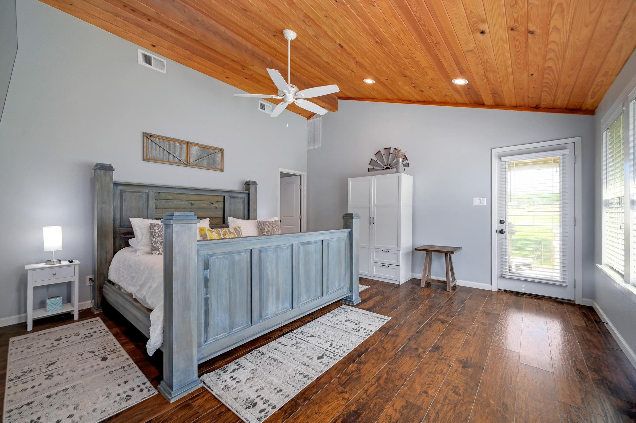 842 Cougar Dr, Canyon Lake, TX 78133