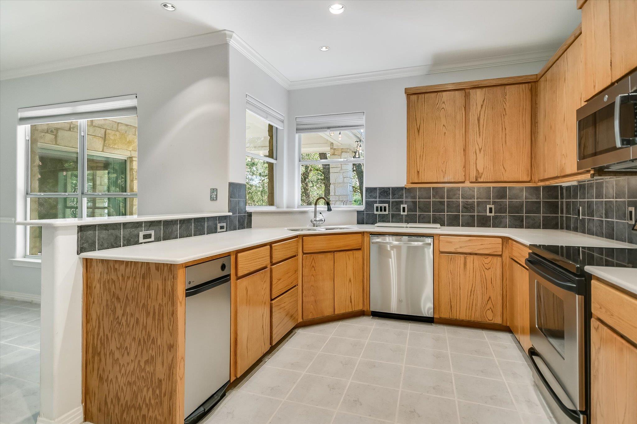 112 TWIN SADDLES Ln, Dripping Springs, TX 78620