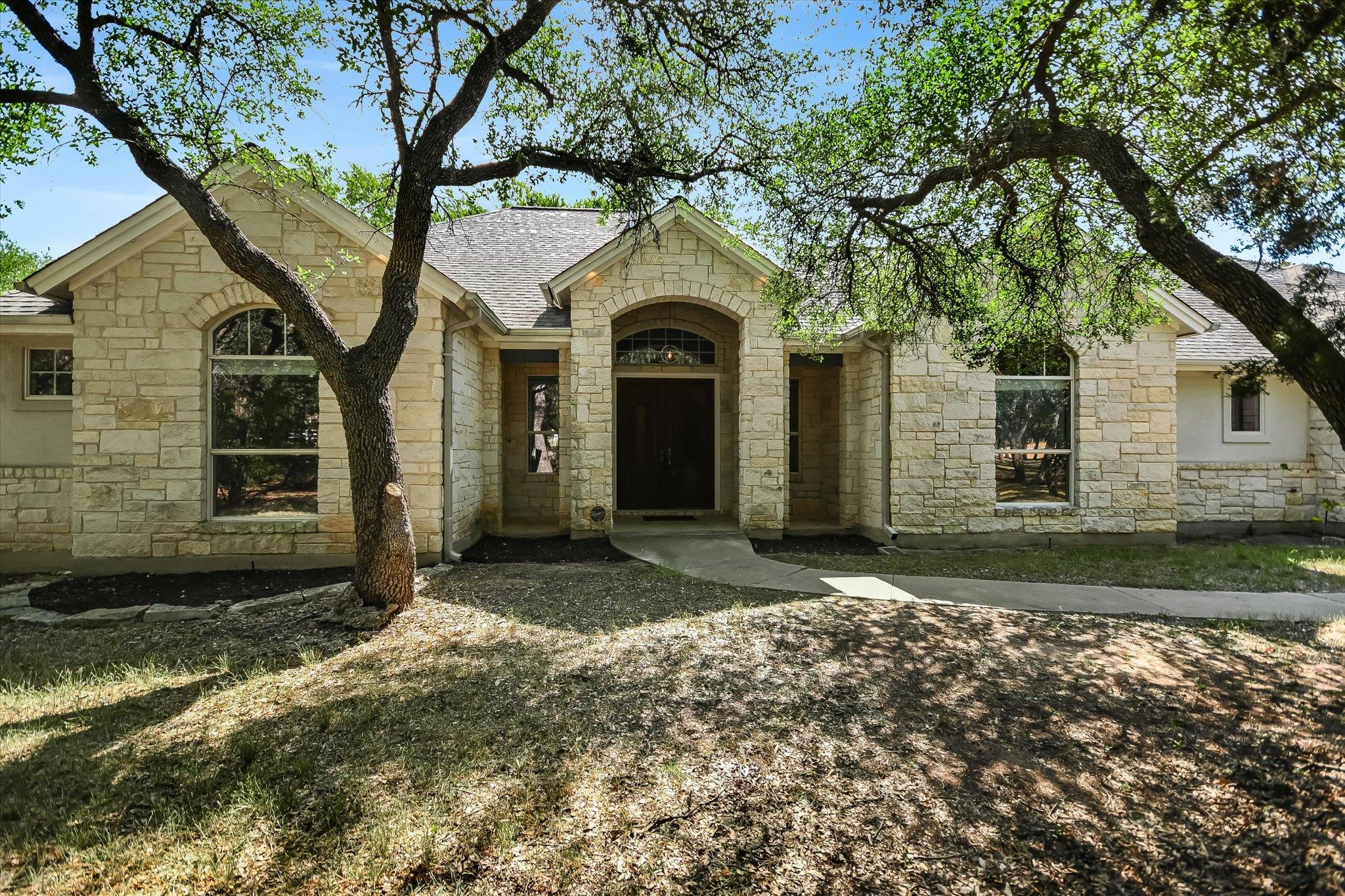 112 TWIN SADDLES Ln, Dripping Springs, TX 78620