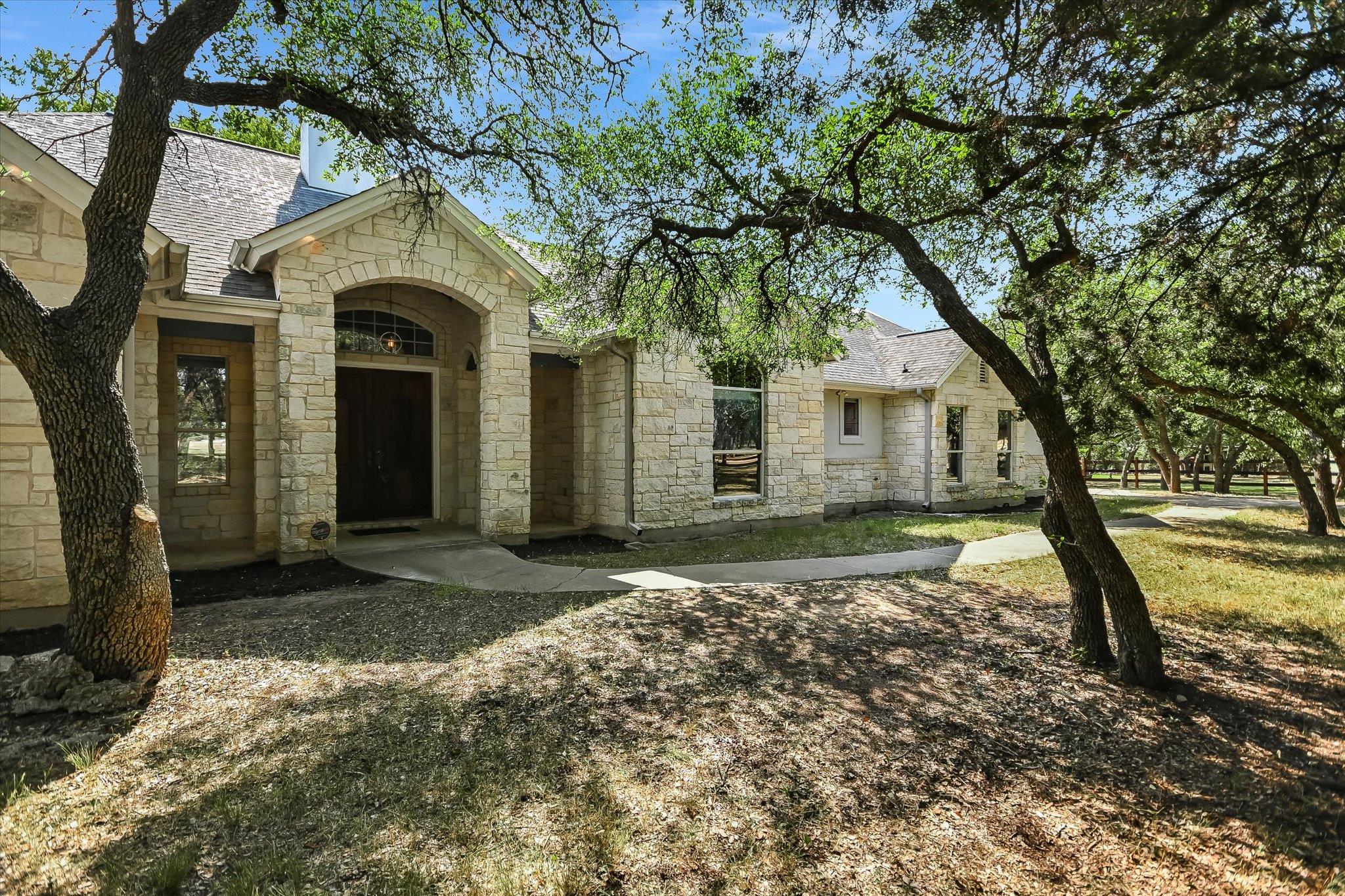 112 TWIN SADDLES Ln, Dripping Springs, TX 78620