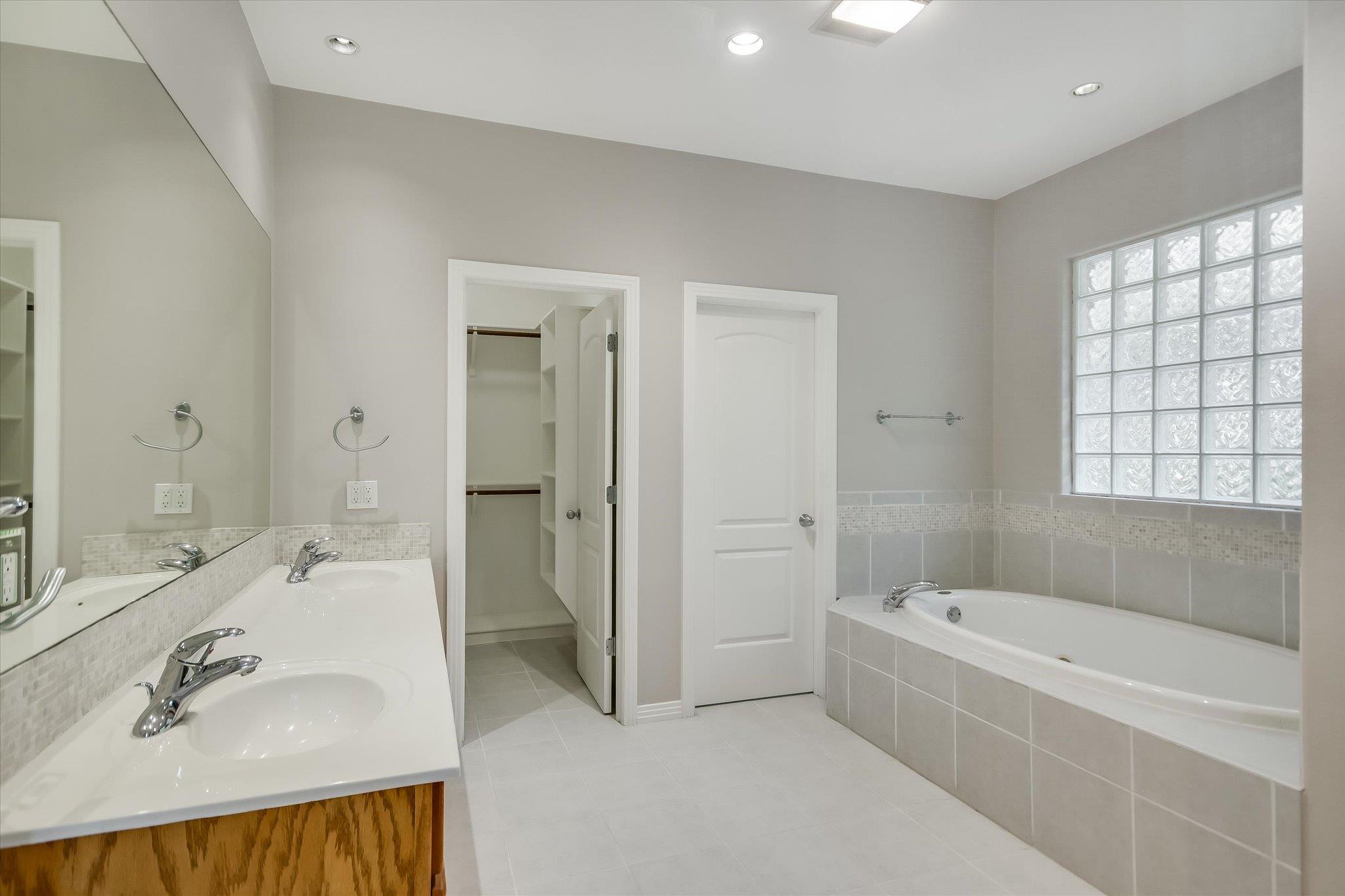 112 TWIN SADDLES Ln, Dripping Springs, TX 78620