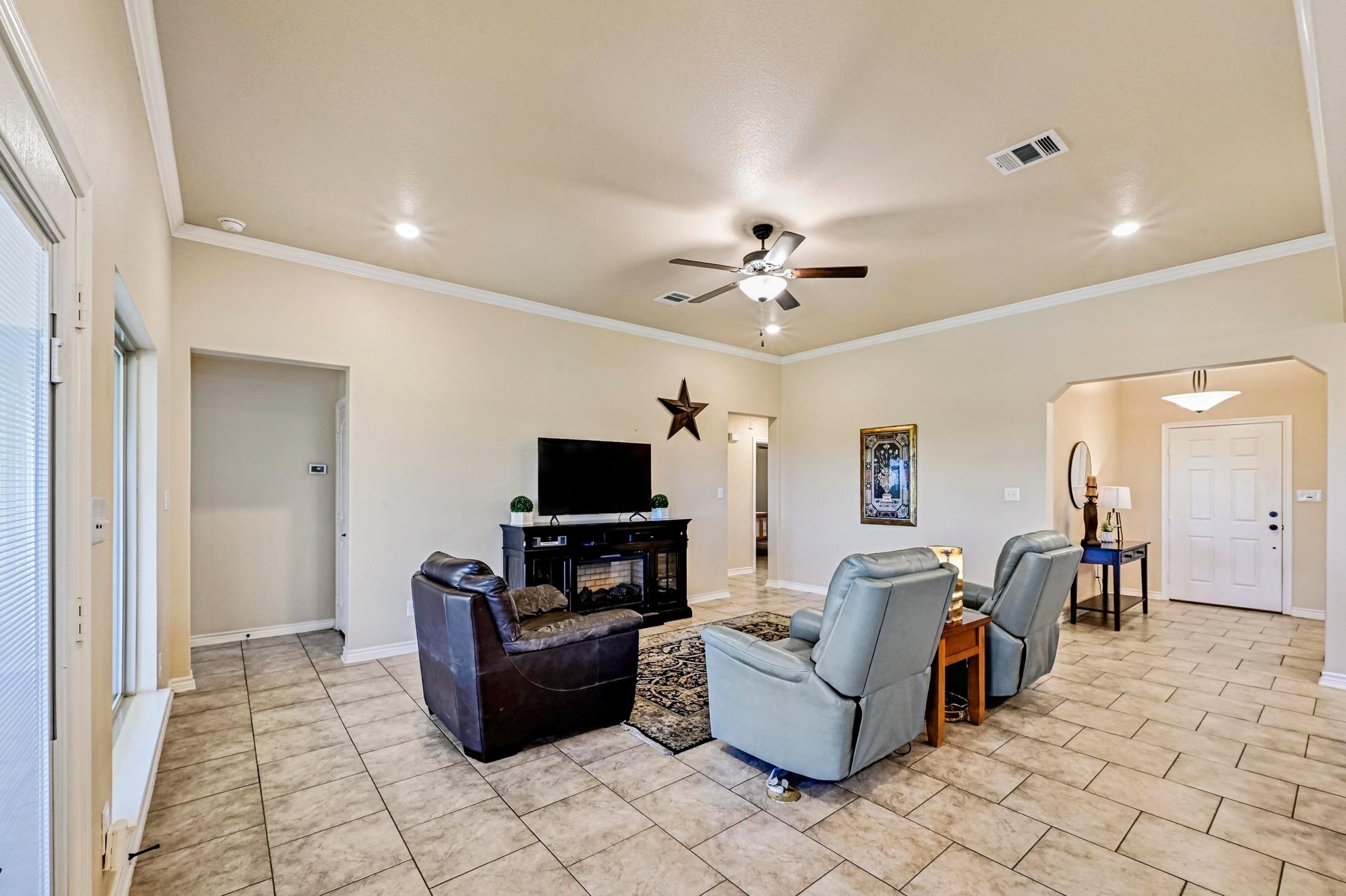 560 Saddle Ridge Dr, Bertram, TX 78605