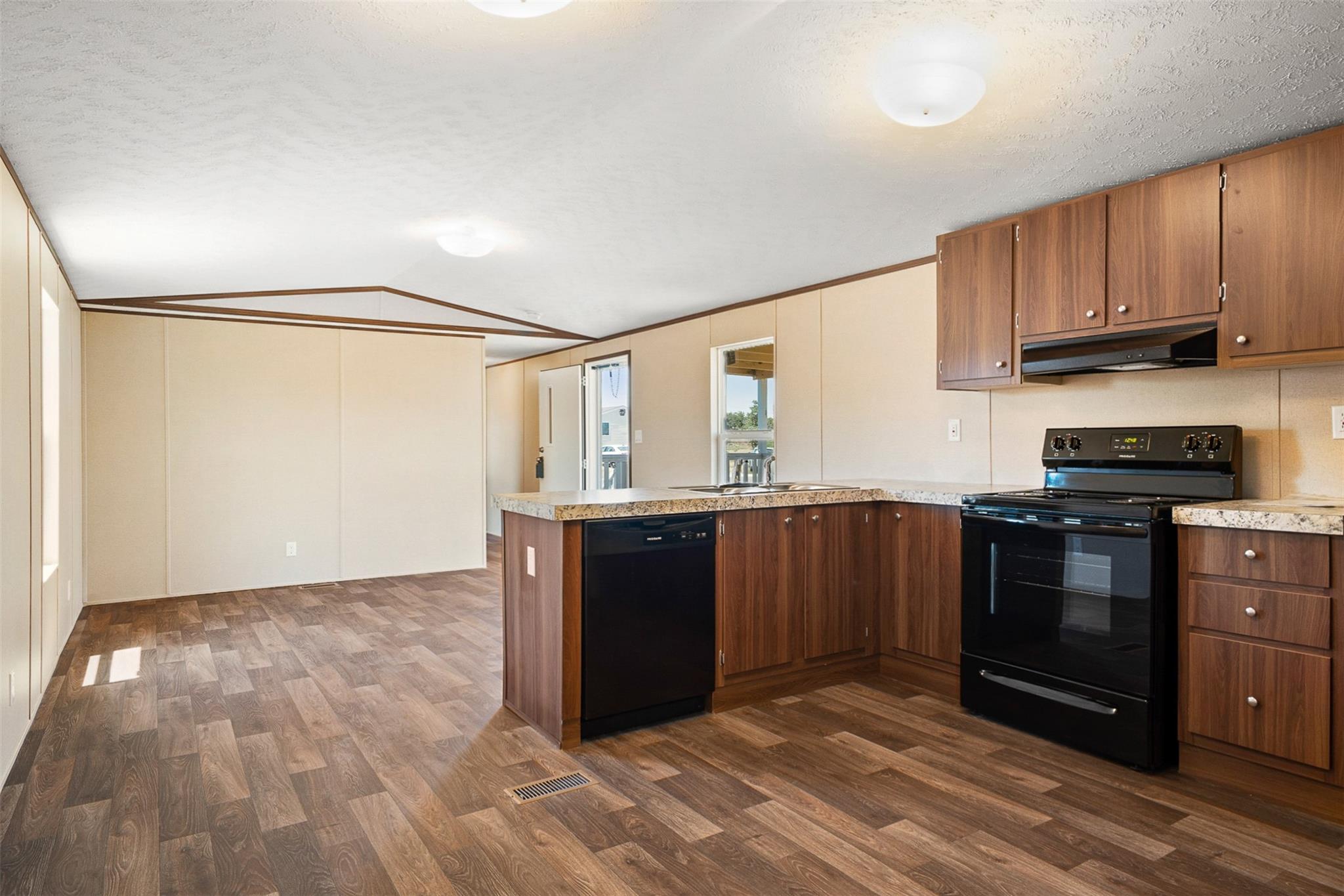 121 Sunflower Rd, Dale, TX 78616