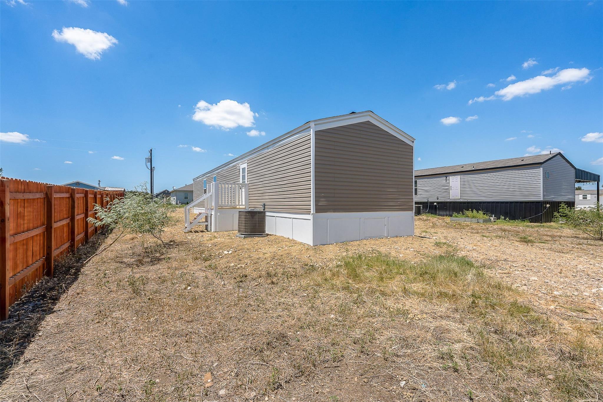 121 Sunflower Rd, Dale, TX 78616