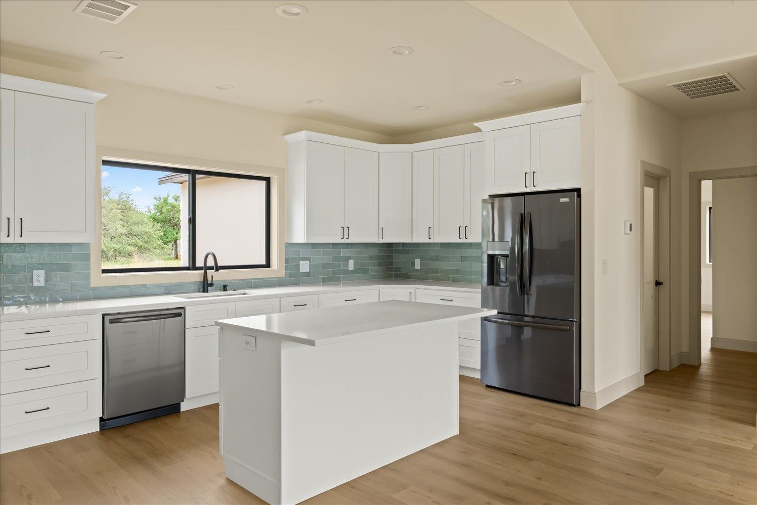 114 Rolling Hl, Horseshoe Bay, TX 78657