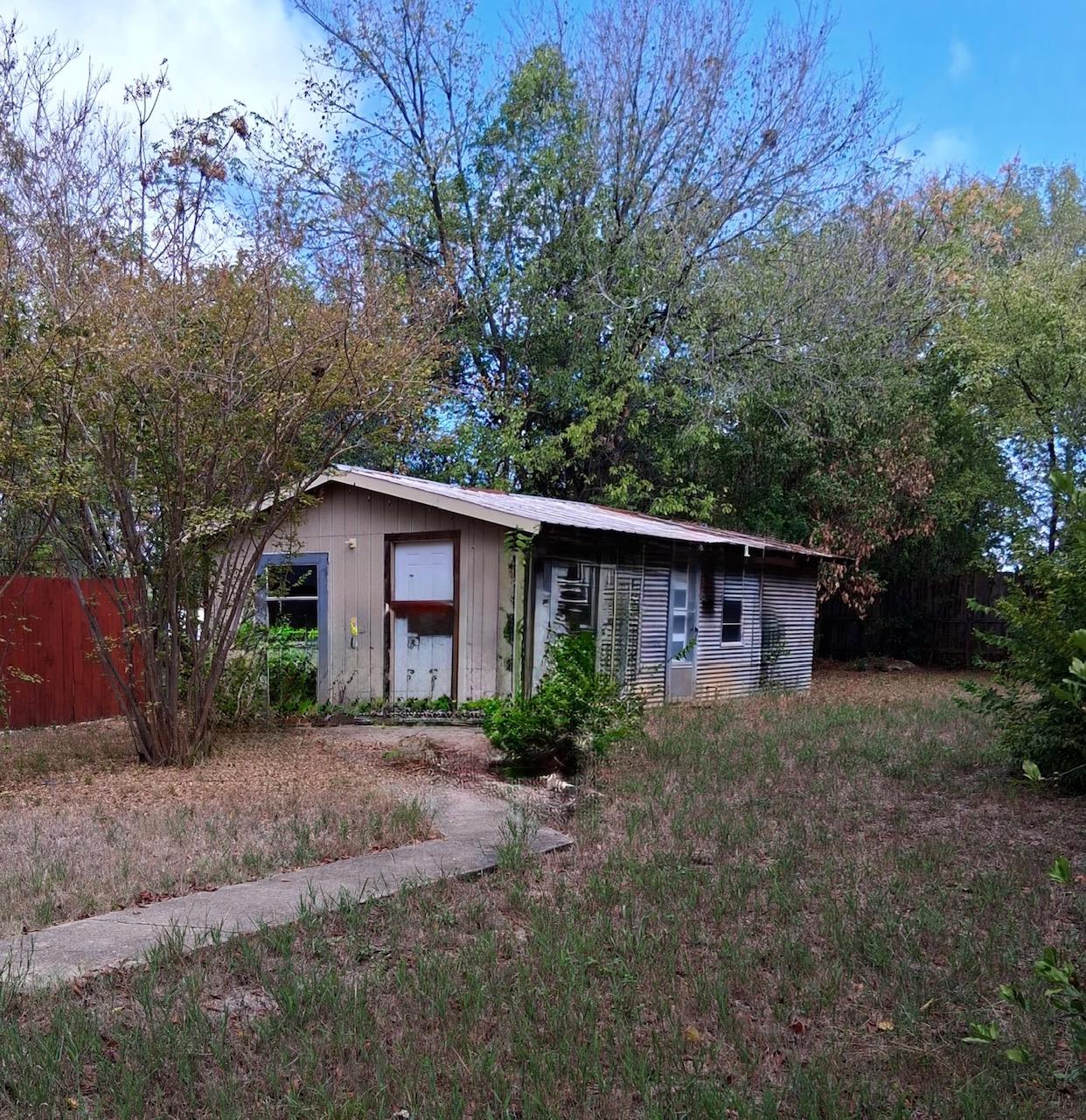 1420 N Hamilton St, Gonzales, TX 78629