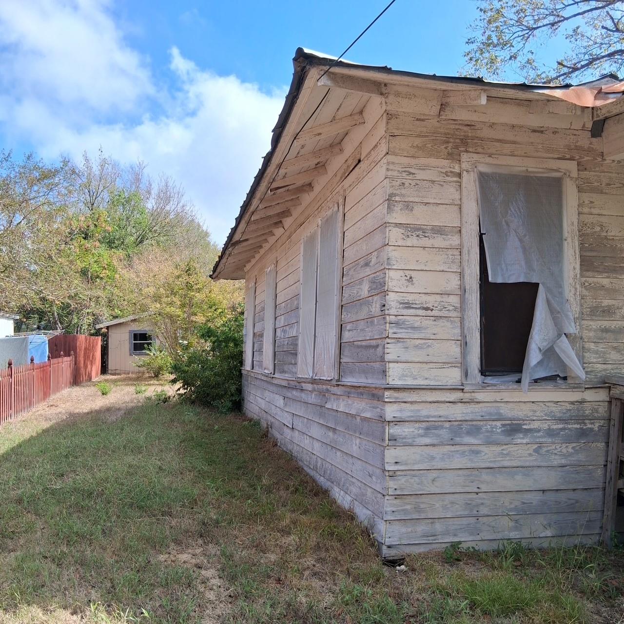 1420 N Hamilton St, Gonzales, TX 78629