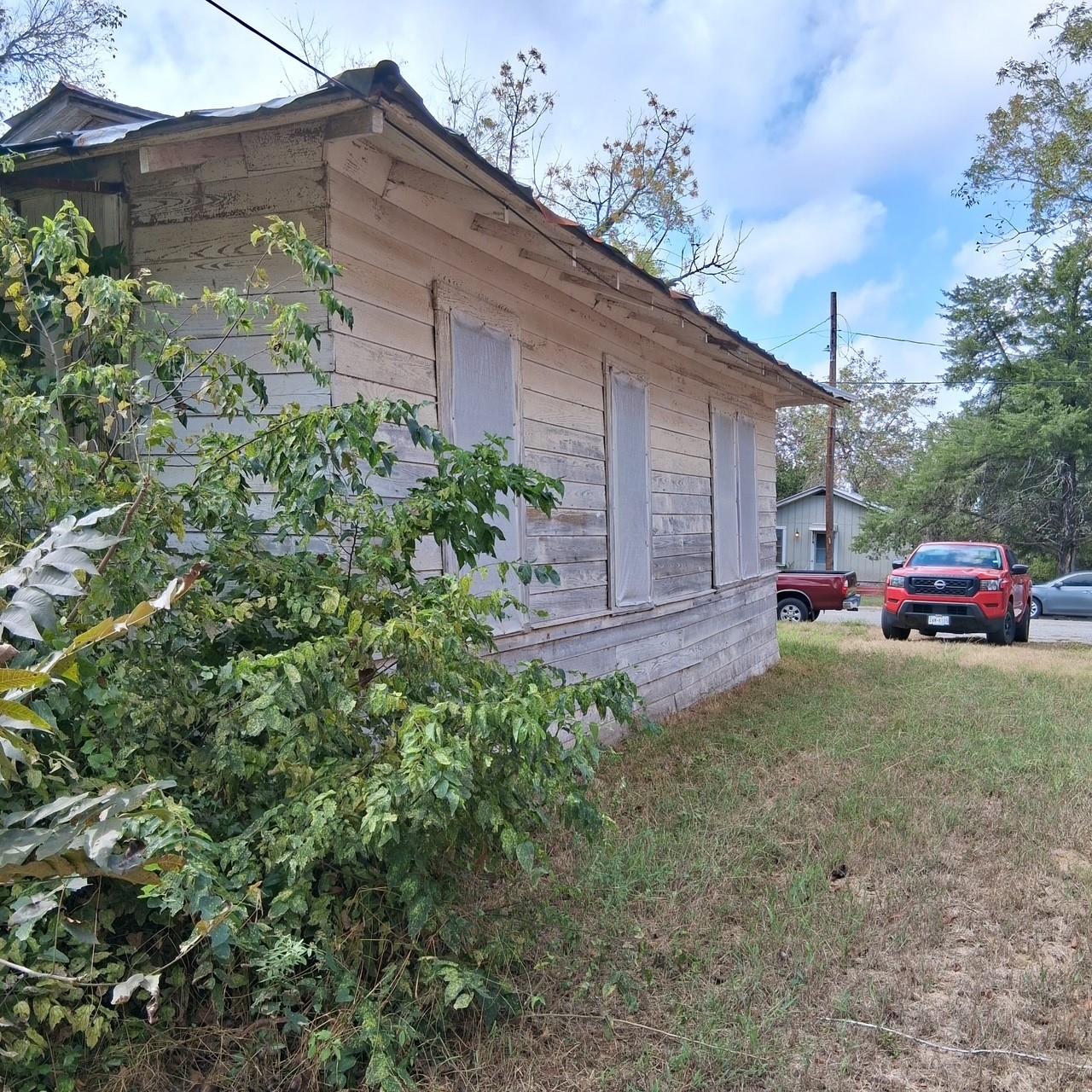 1420 N Hamilton St, Gonzales, TX 78629