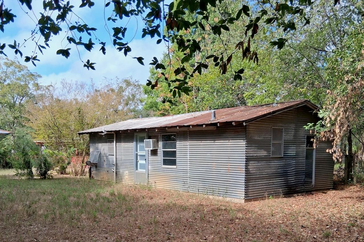 1420 N Hamilton St, Gonzales, TX 78629