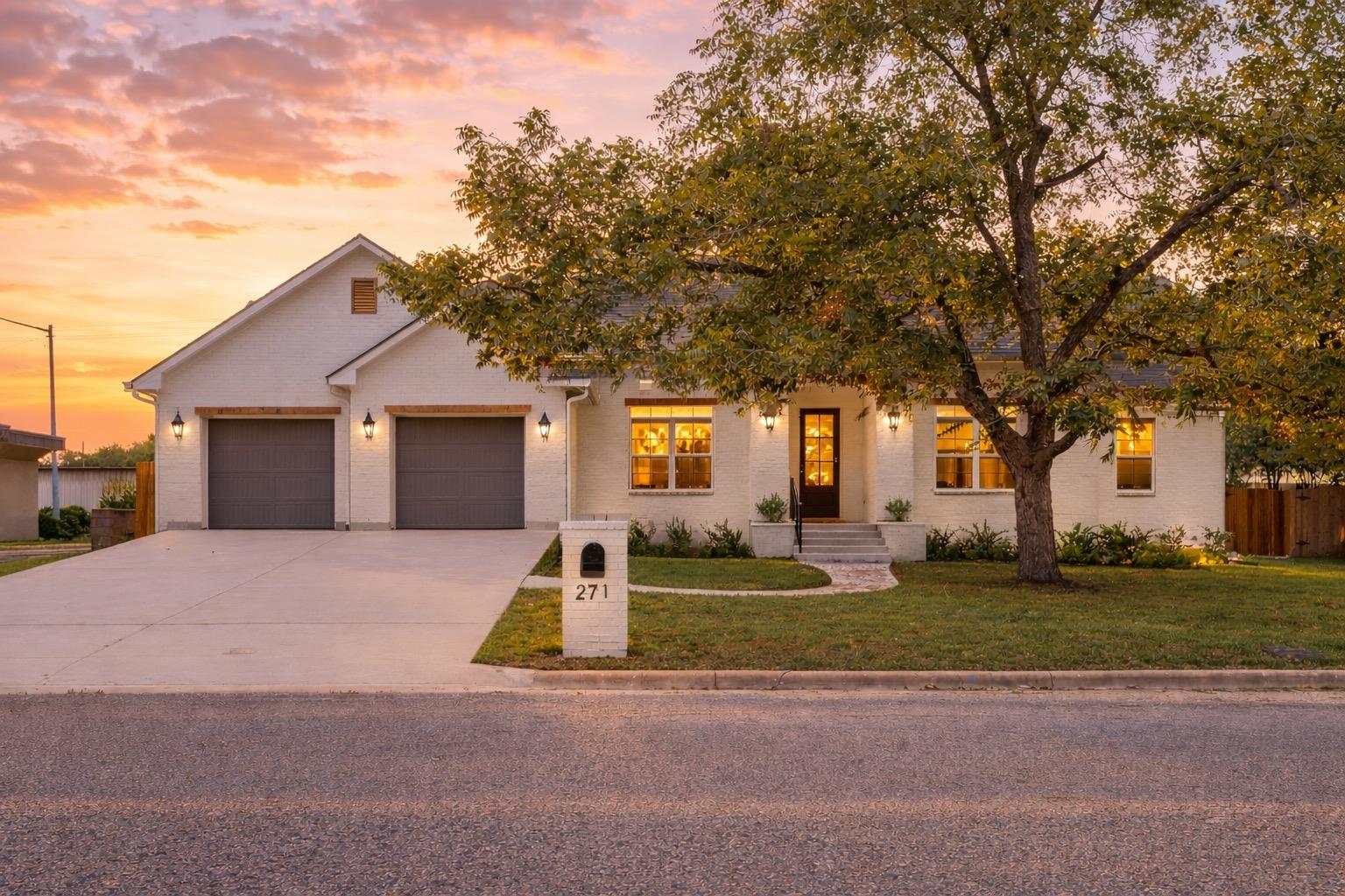 271 College, La Grange, TX 78945