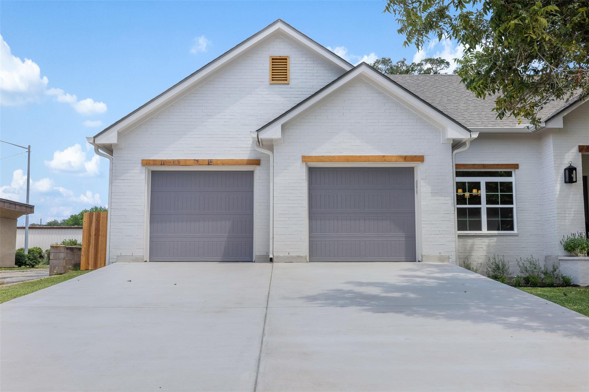 271 College S, La Grange, TX 78945