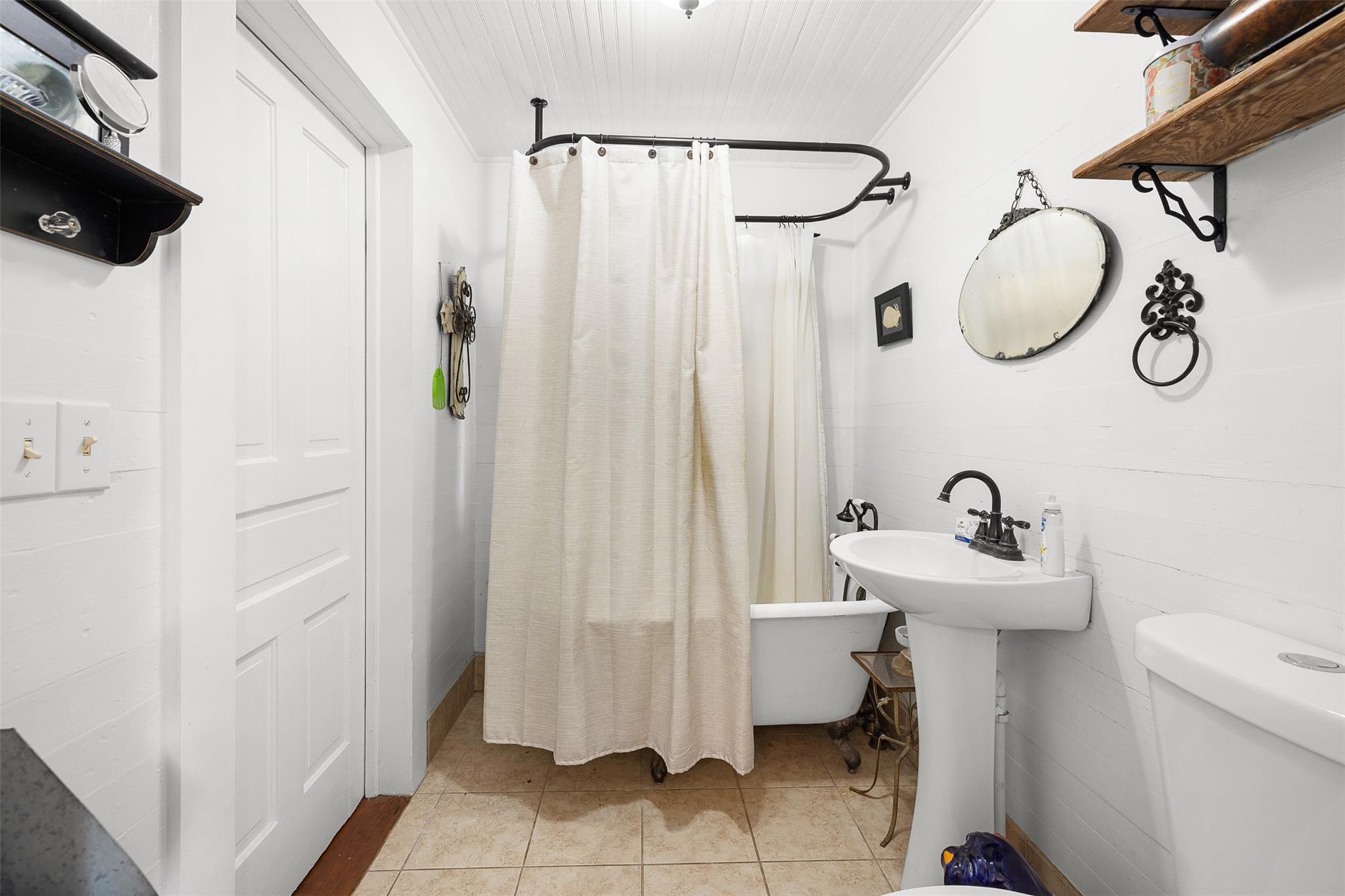 395 Centennial St, Carmine, TX 78932