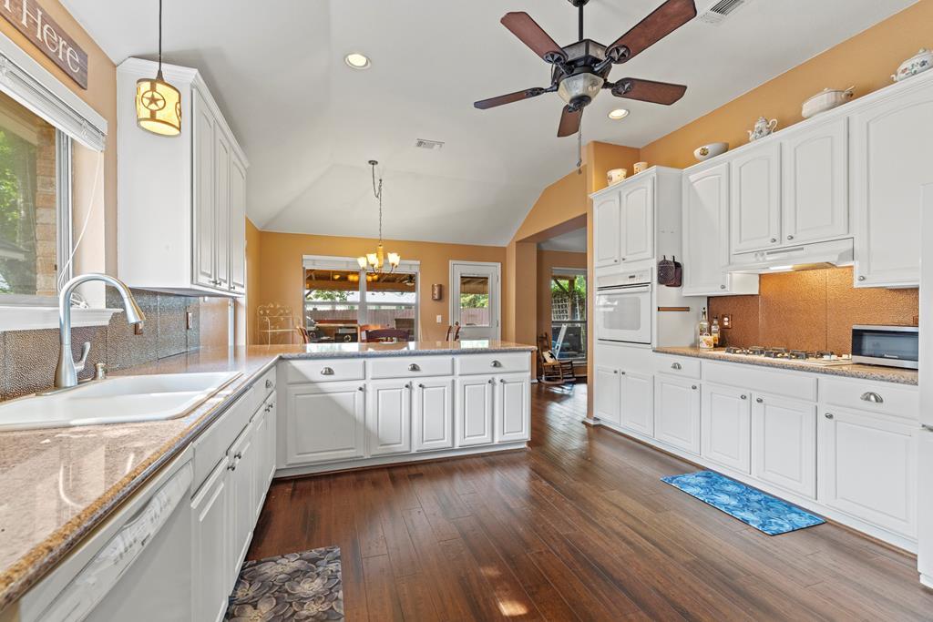 313 Heritage Hills Dr, Fredericksburg, TX 78624